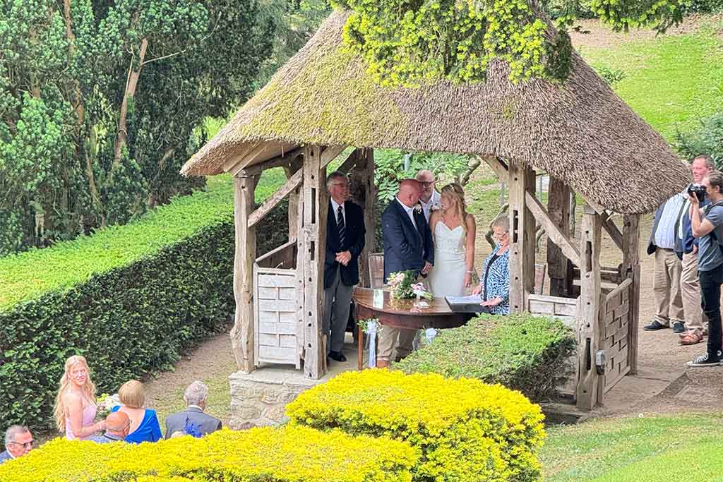 Bryn Tanat - an intimate wedding under the thatch