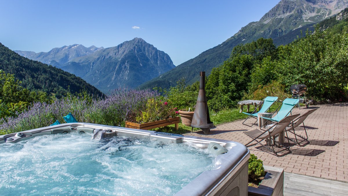 Chalet Saskia - the hot tub has a fabulous view