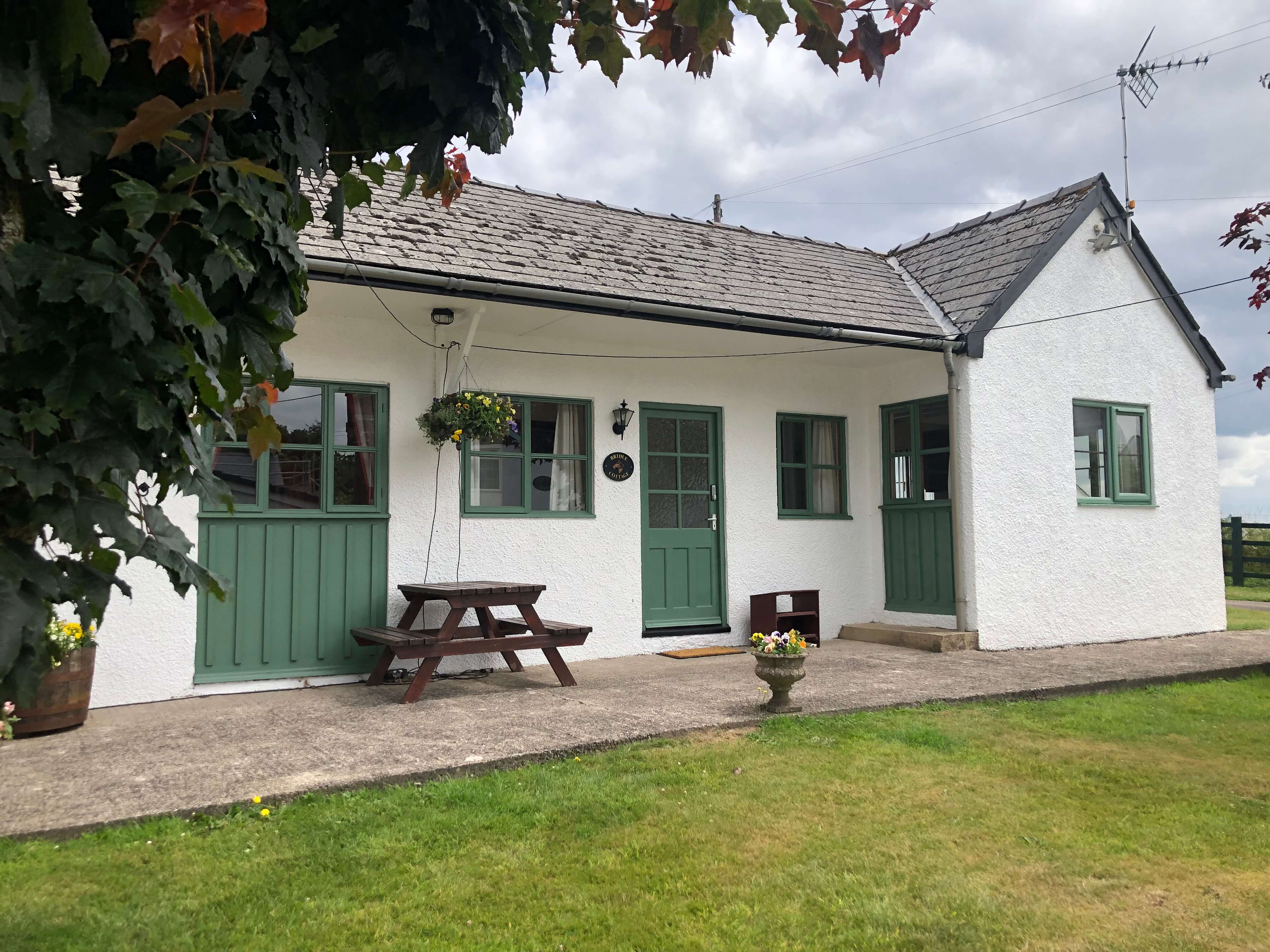 Deanwood Holiday Cottages - picnic benches and shared outside space