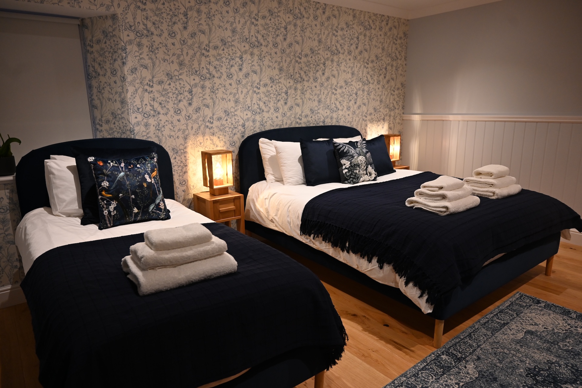 Kames Castle Cottages - Blane blue twin bedroom