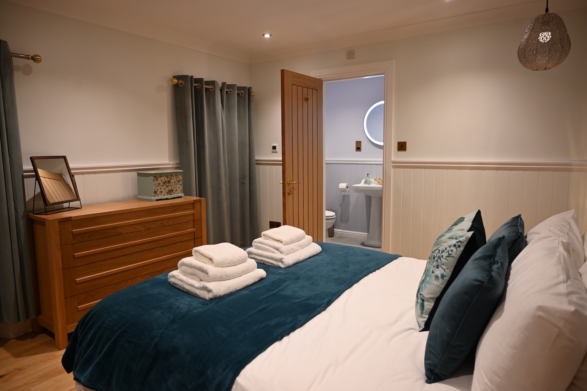 Kames Castle Cottages - Blane teal bedroom with en suite