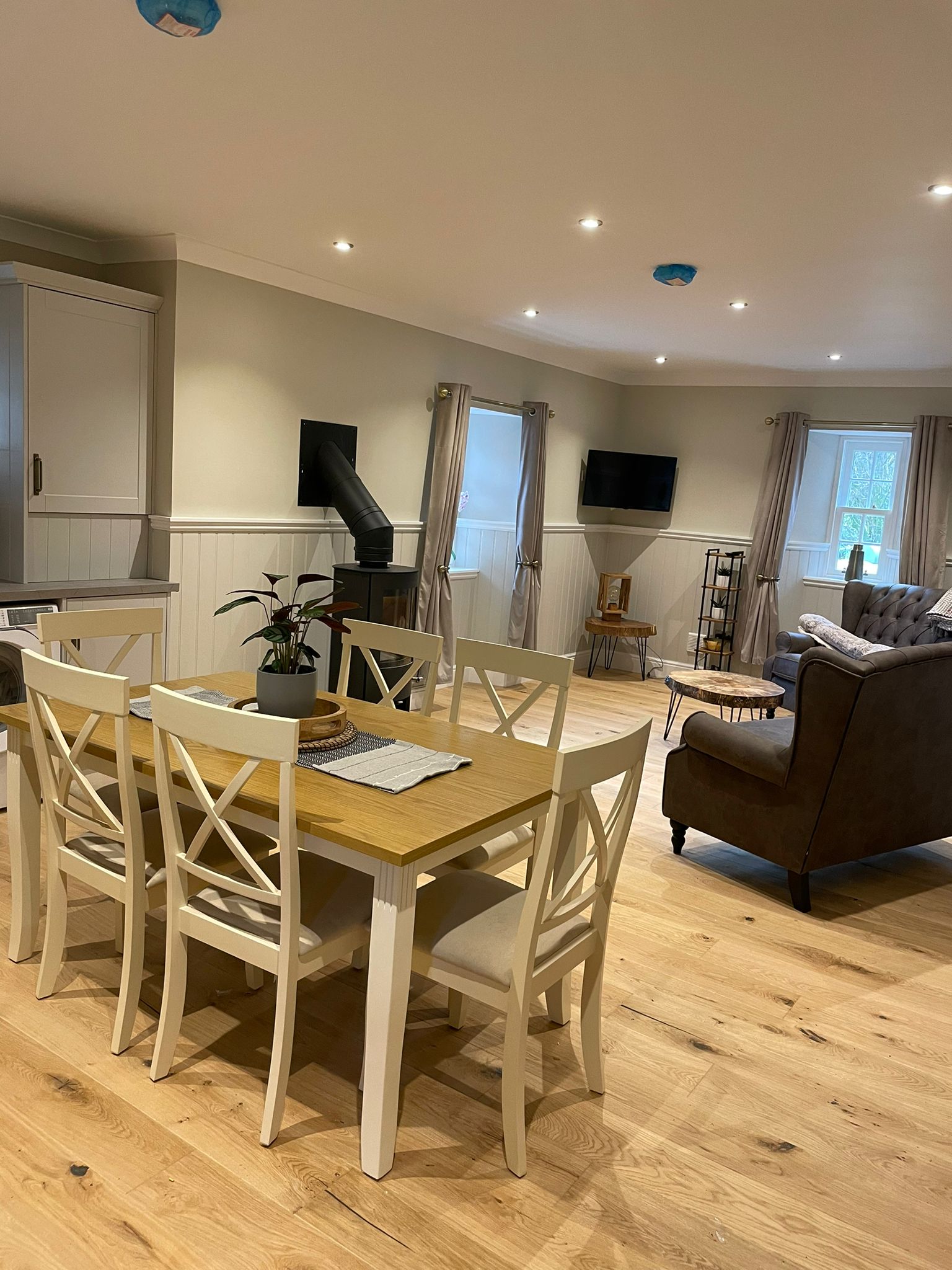 Kames Castle Cottages - Blane kitchen leading into the living room