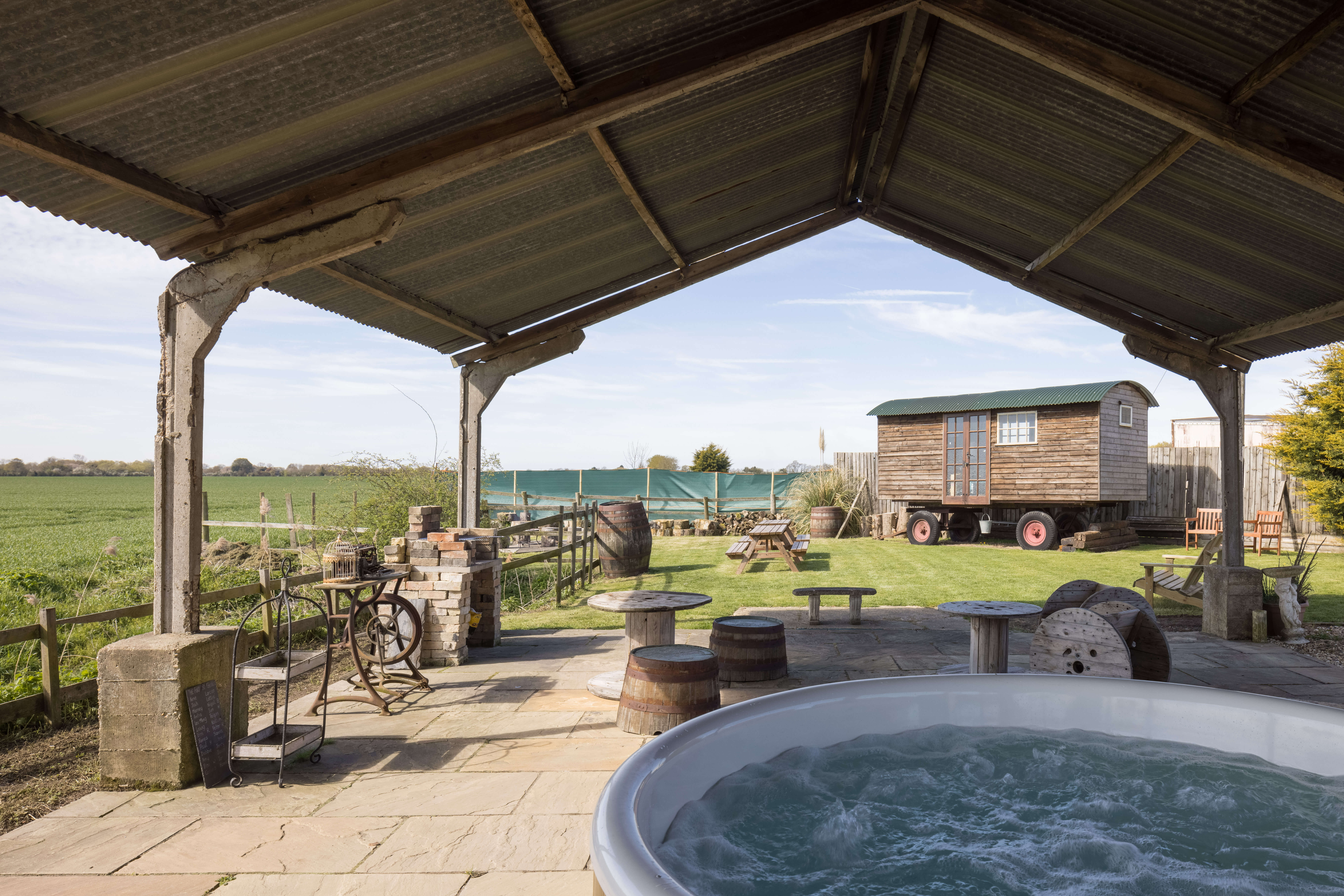 Clopton Courtyard - Dutch barn outside seating area with wood fired hot tub