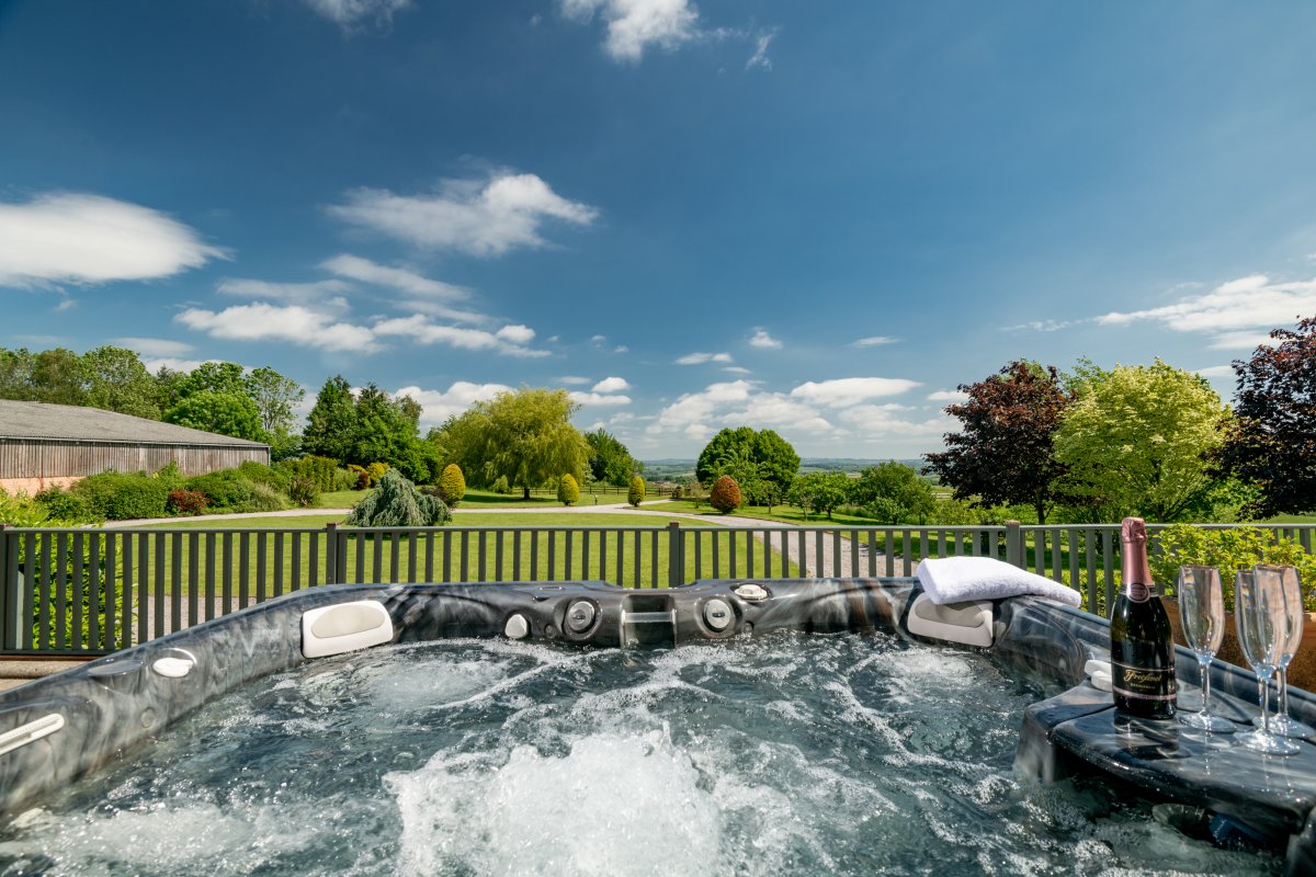 Penblaith Barn - hot tub