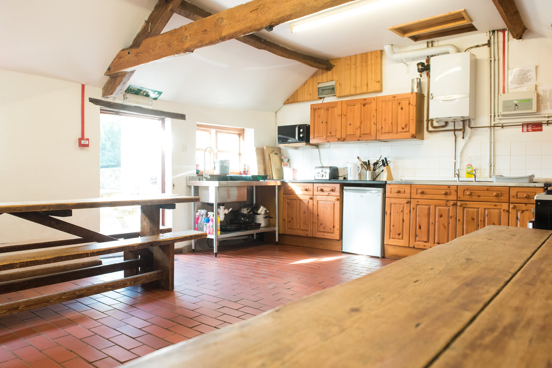 Smithy's Bunkhouse - spacious kitchen diner