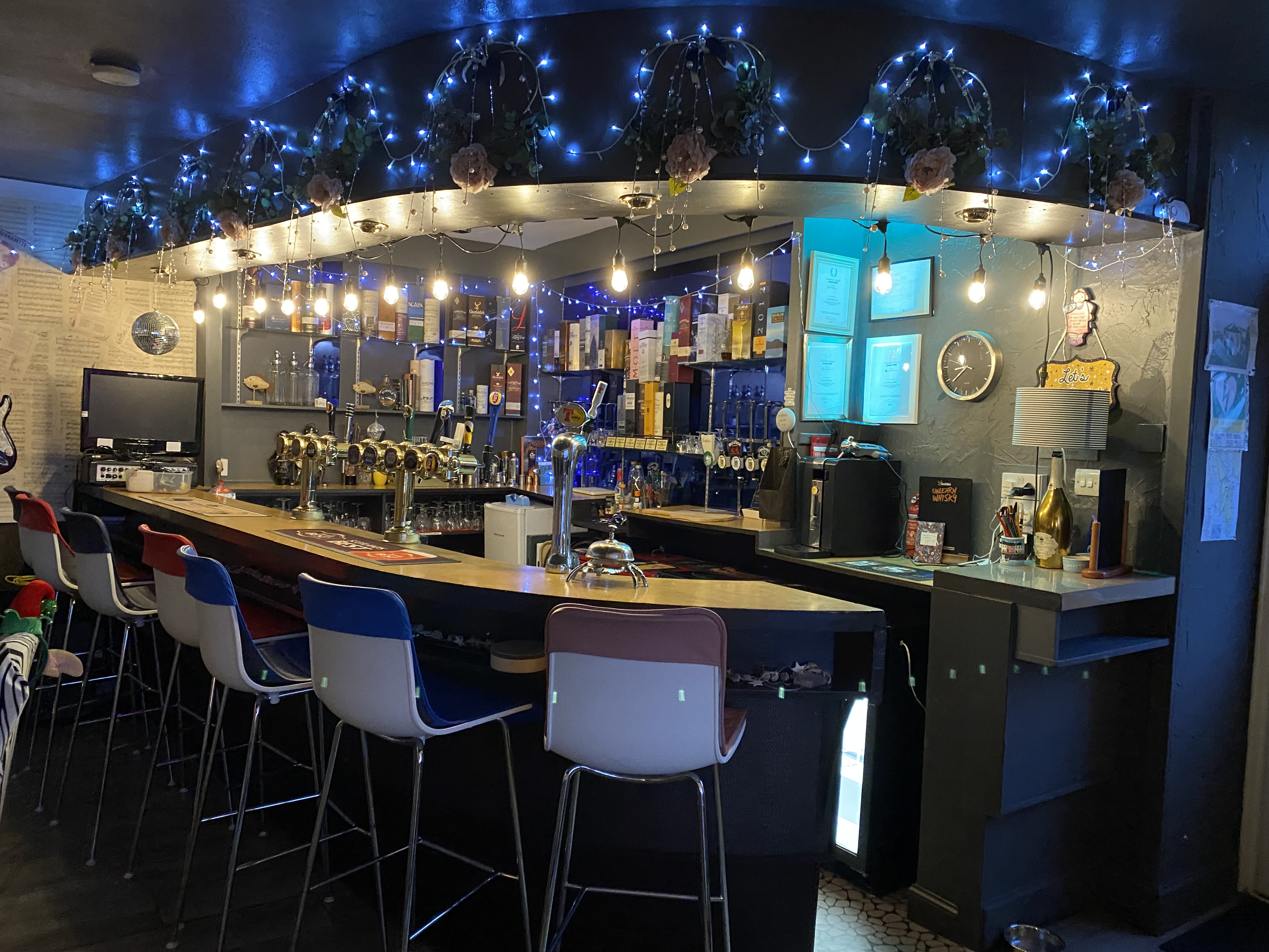 St Blane's - sociable bar area with stools
