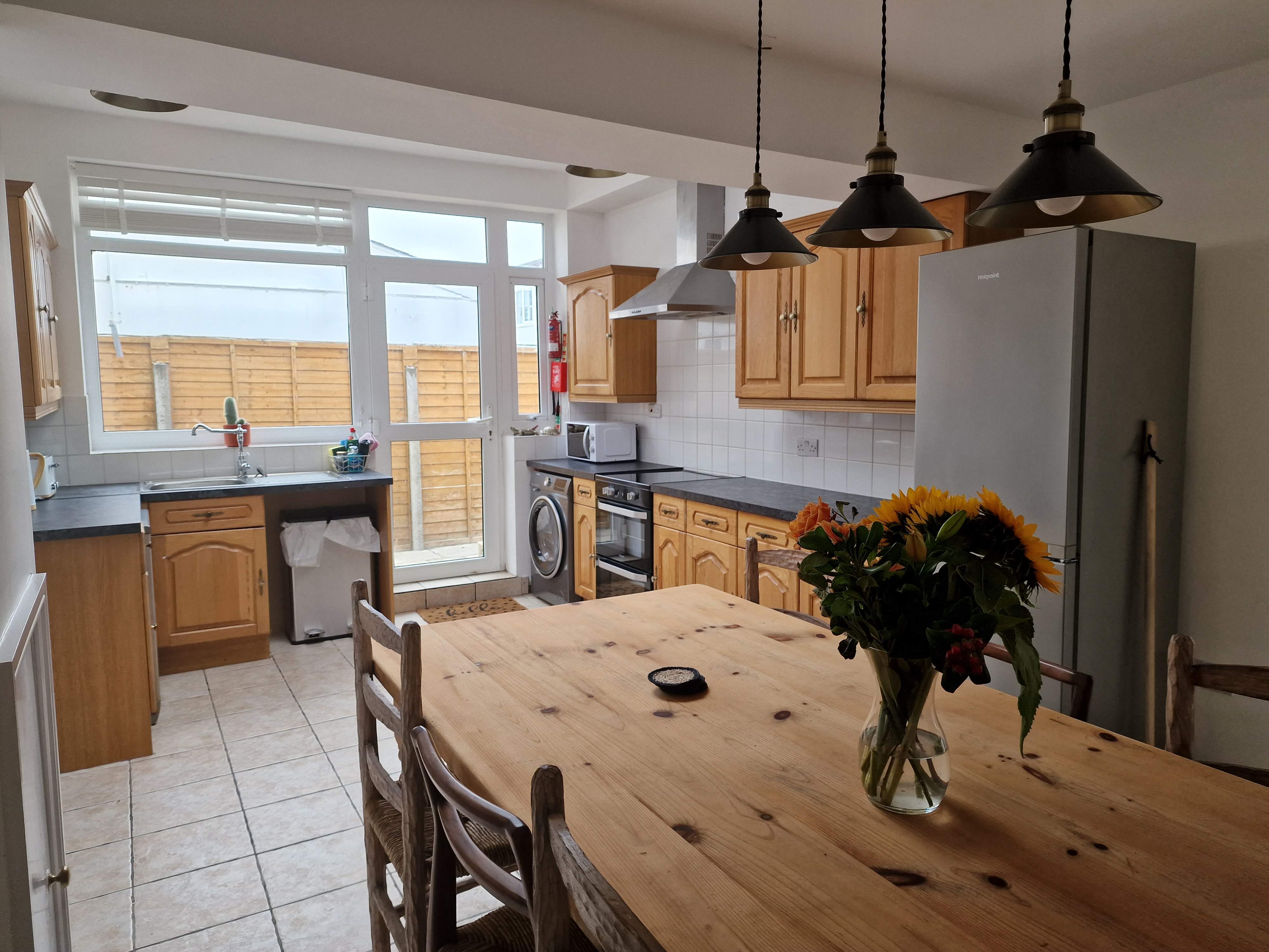 The Cove Portreath - kitchen diner and access to courtyard garden