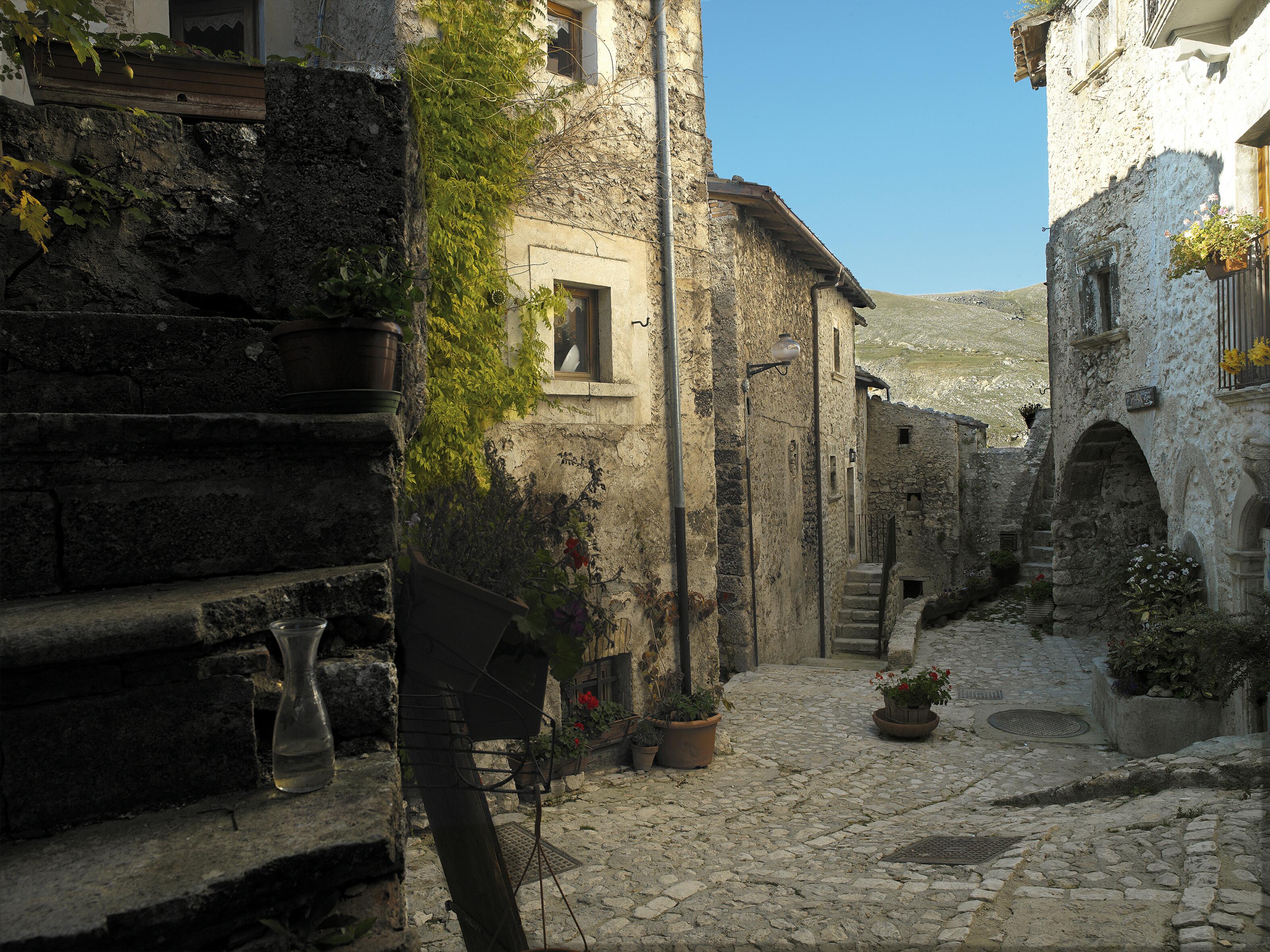 Santo Michele - Porta Lorda traditional winding cobbled streets