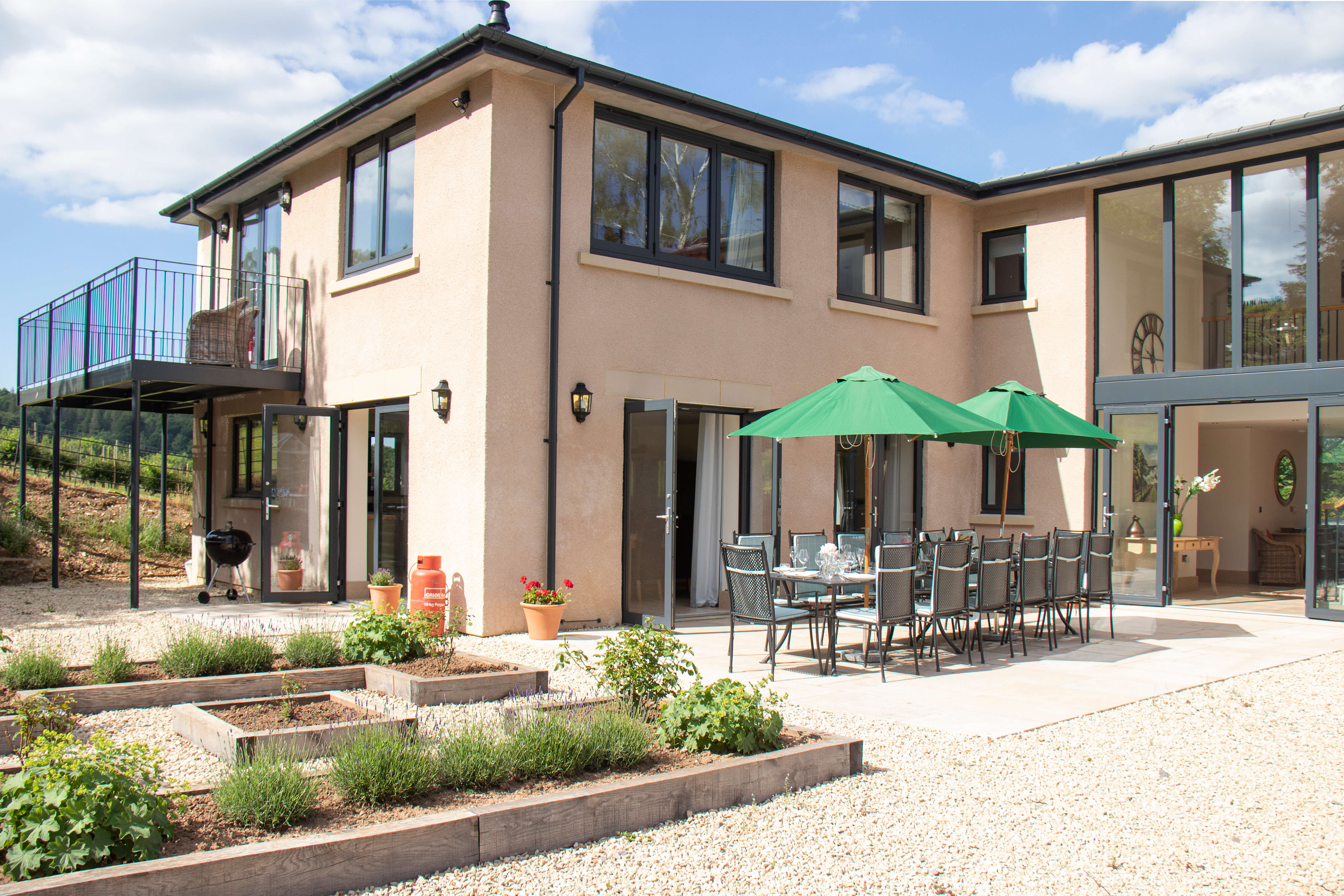 Woodchester Valley House - sociable patio for al fresco meals