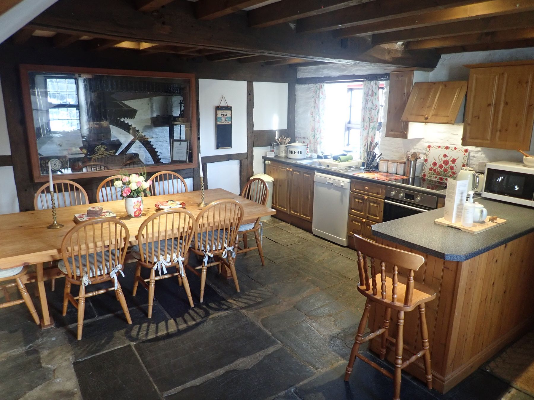 Felin Crewi Cottages - Watermill kitchen diner