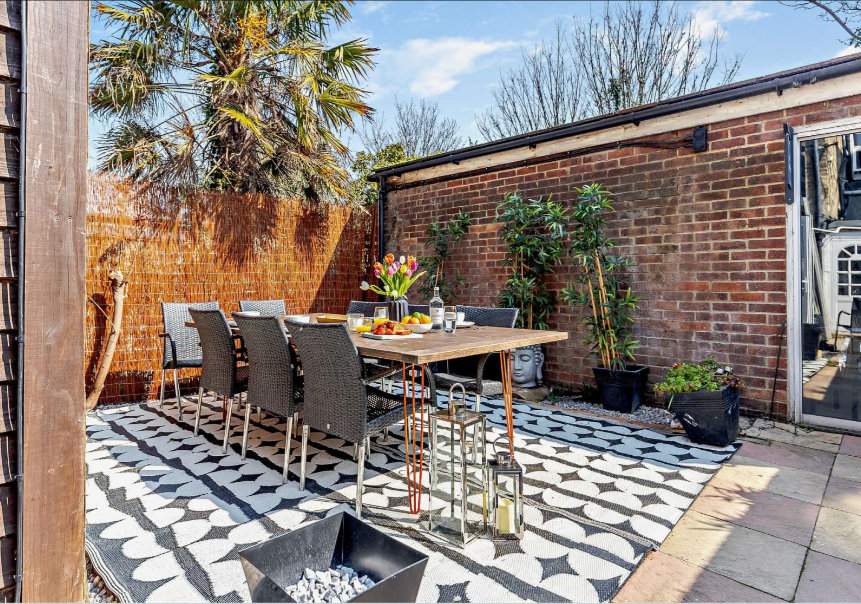 Debenham Lodge - outside dining space in the courtyard