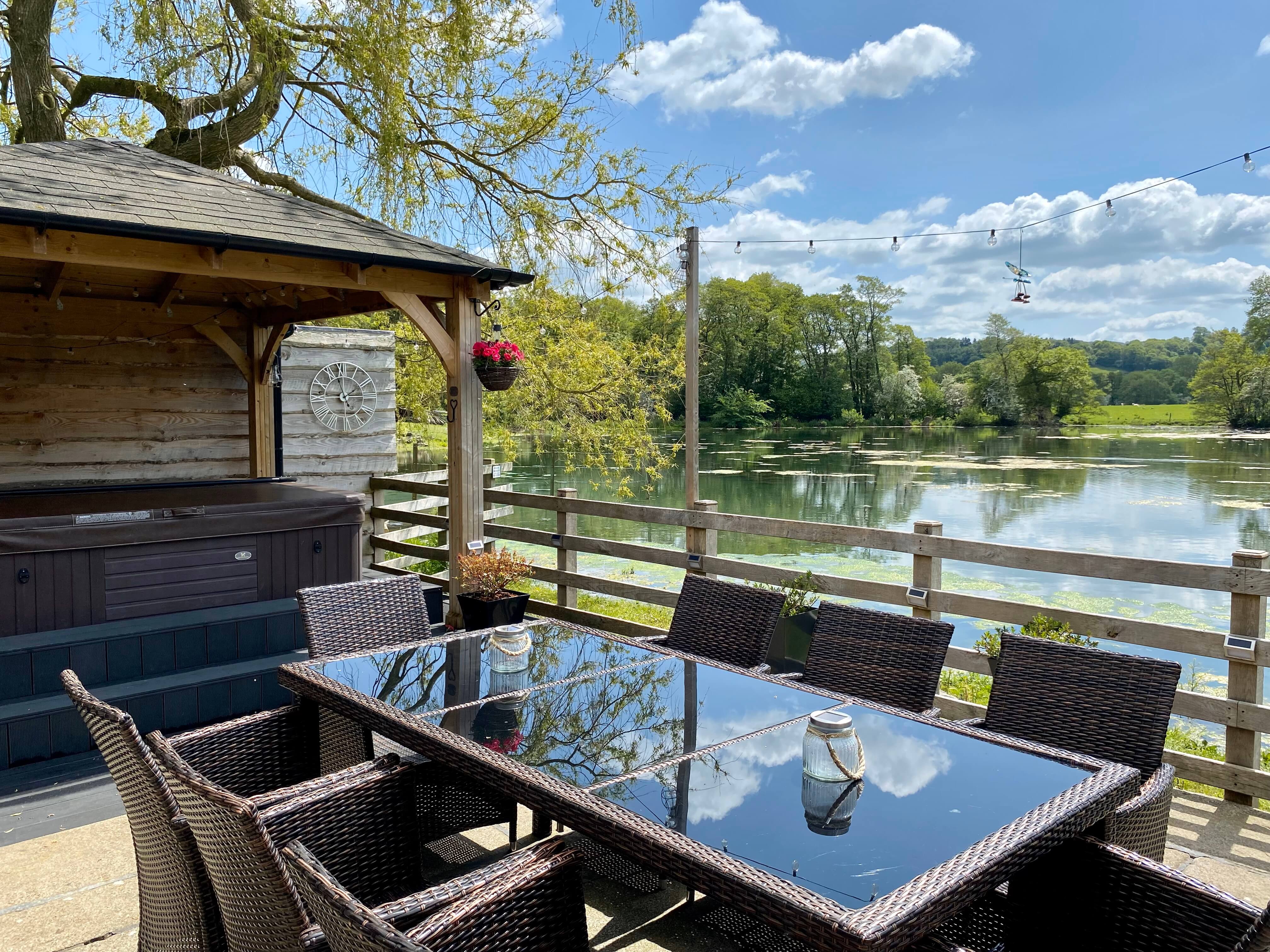 Hindwell Farmhouse - outside dining on the patio