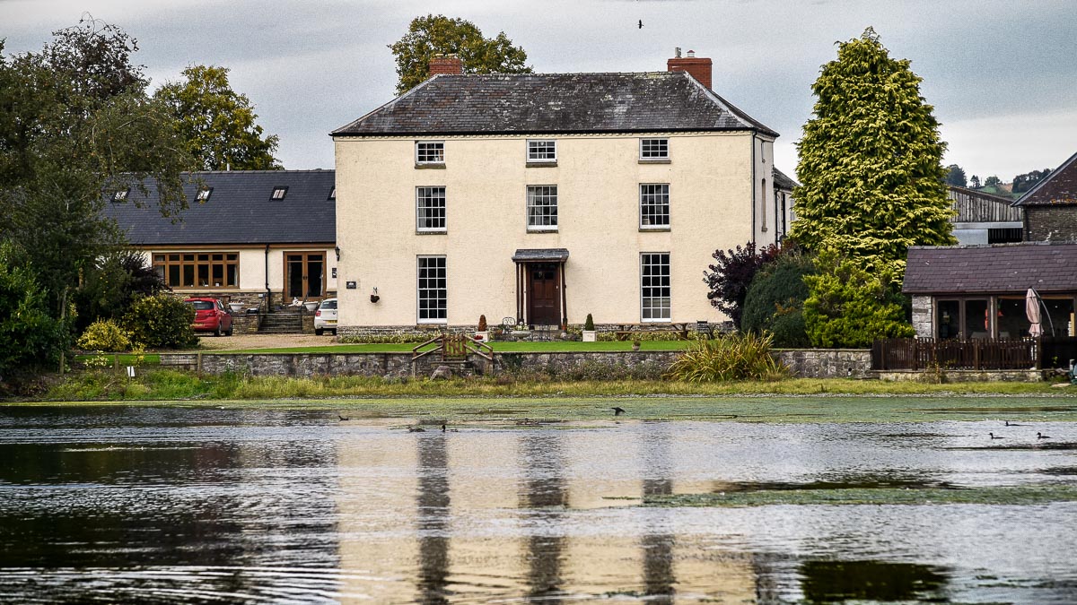 Hindwell Farmhouse - fantastic lakeside house