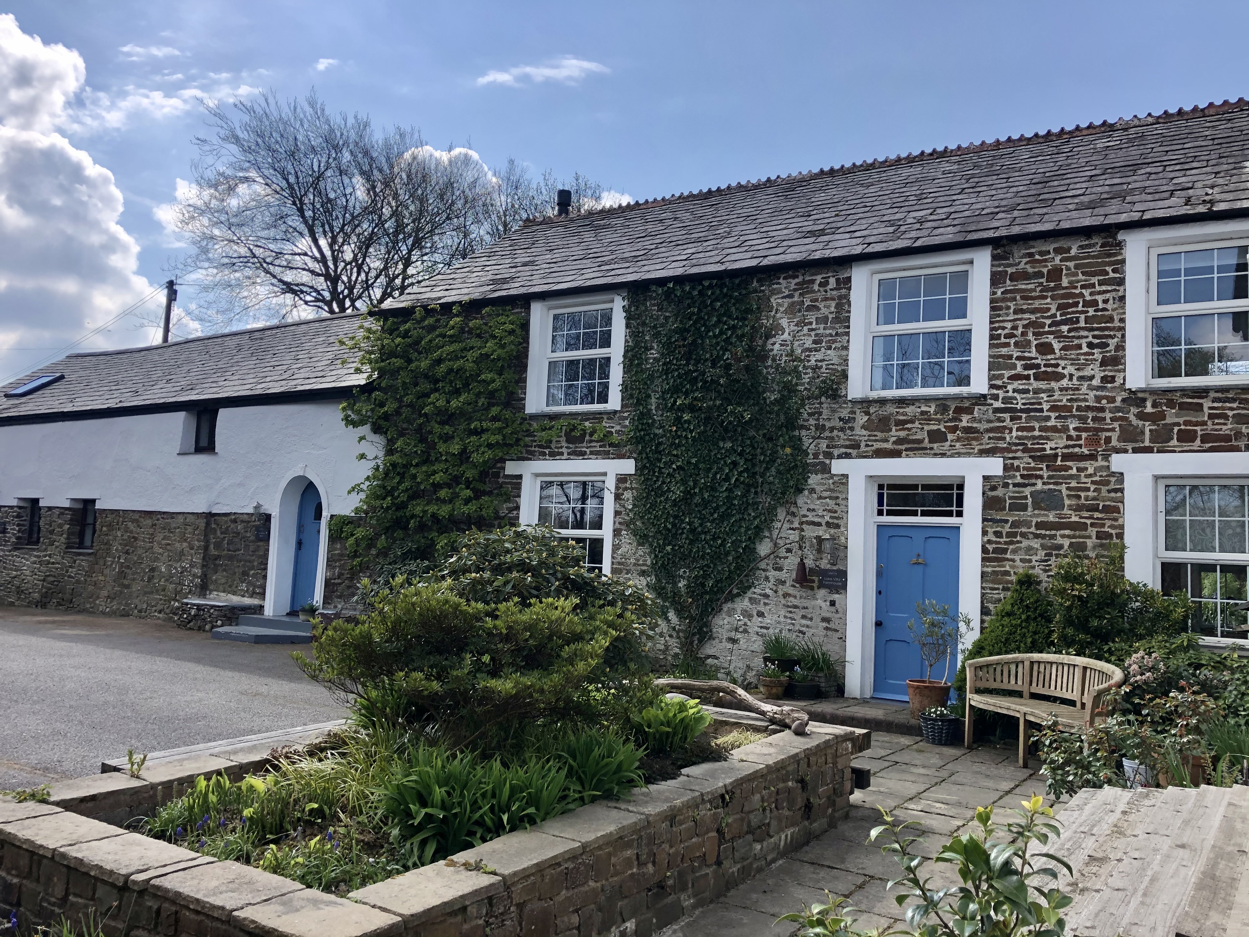 Lake Villa Holiday Cottages - the front of the Farmhouse