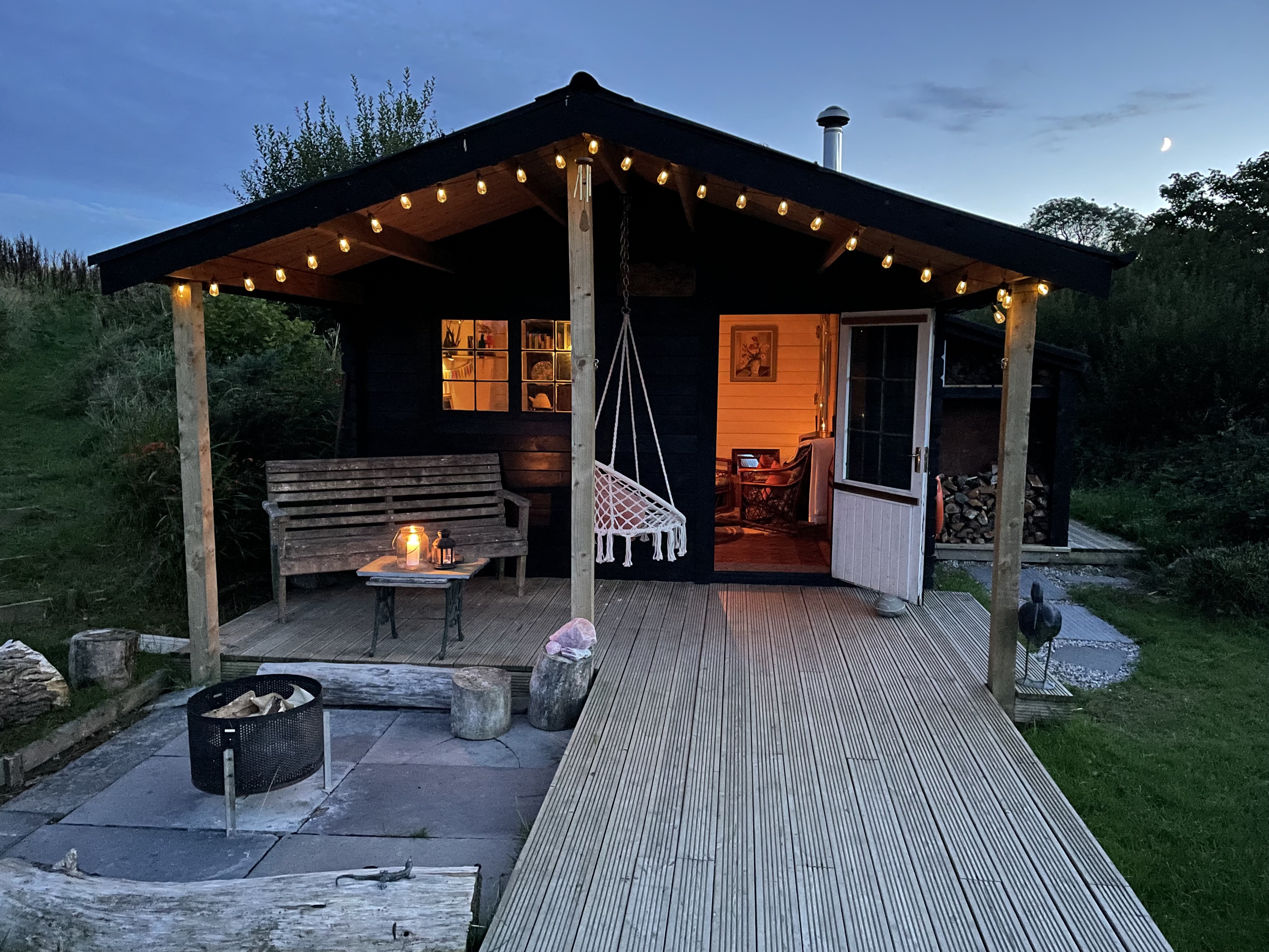 Lake Villa Holiday Cottages - relax or enjopy a BBQ by the lake cabin