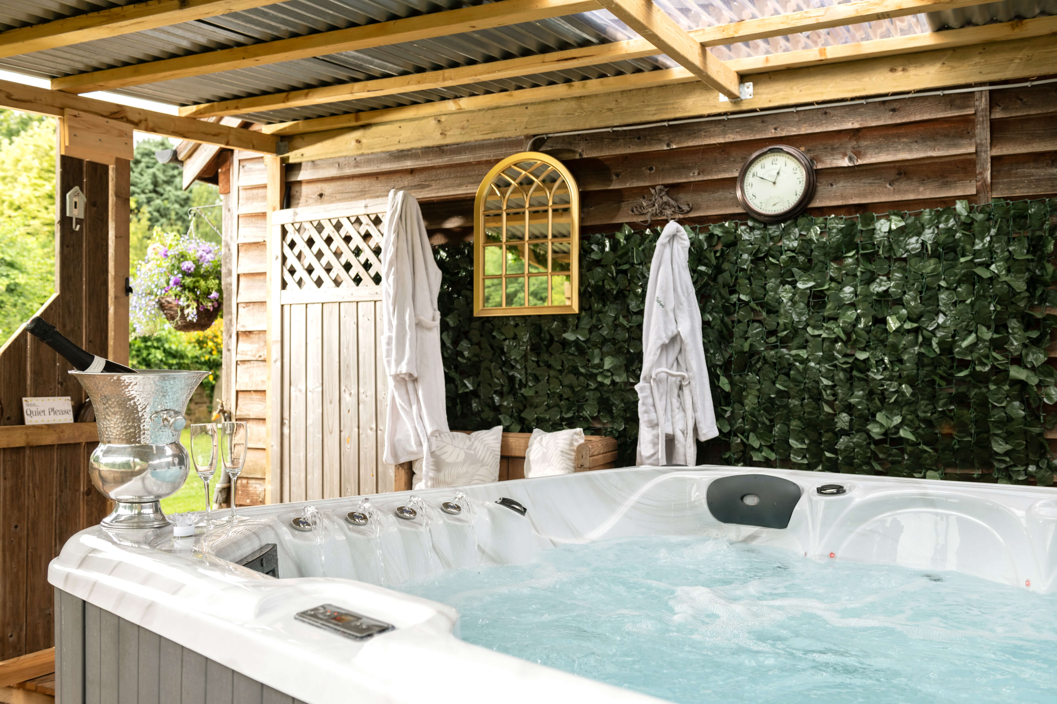 Hoppickers Rural Retreat - luxury hot tub under cover