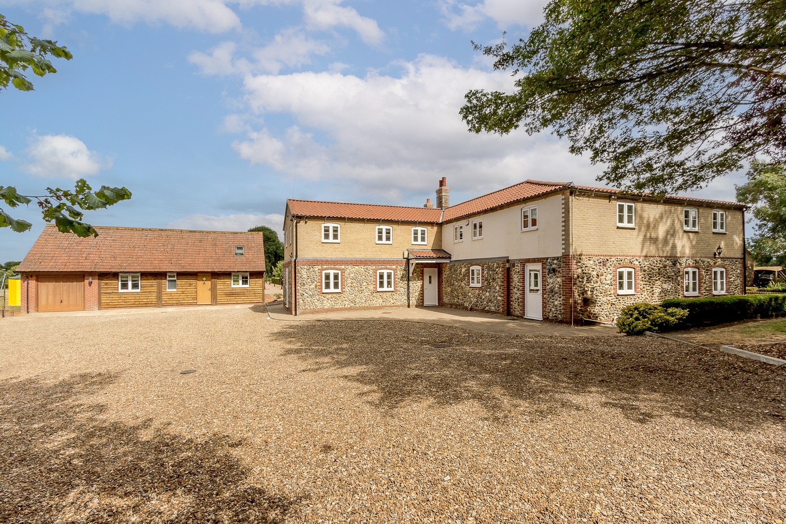 Scotgate Cottage - impressive external shot of the barn