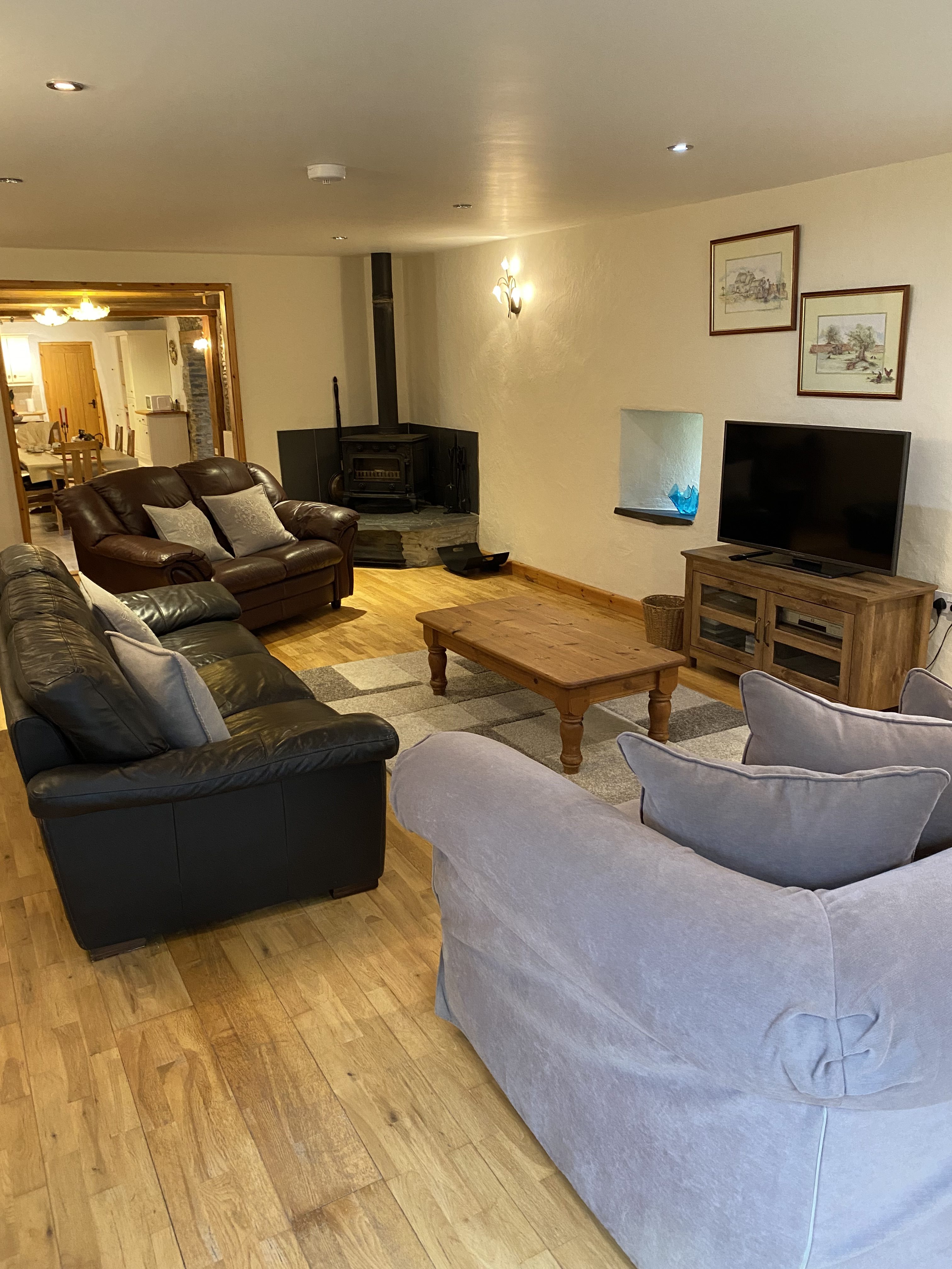 Cefn Du - cosy lounge with wood burner and TV