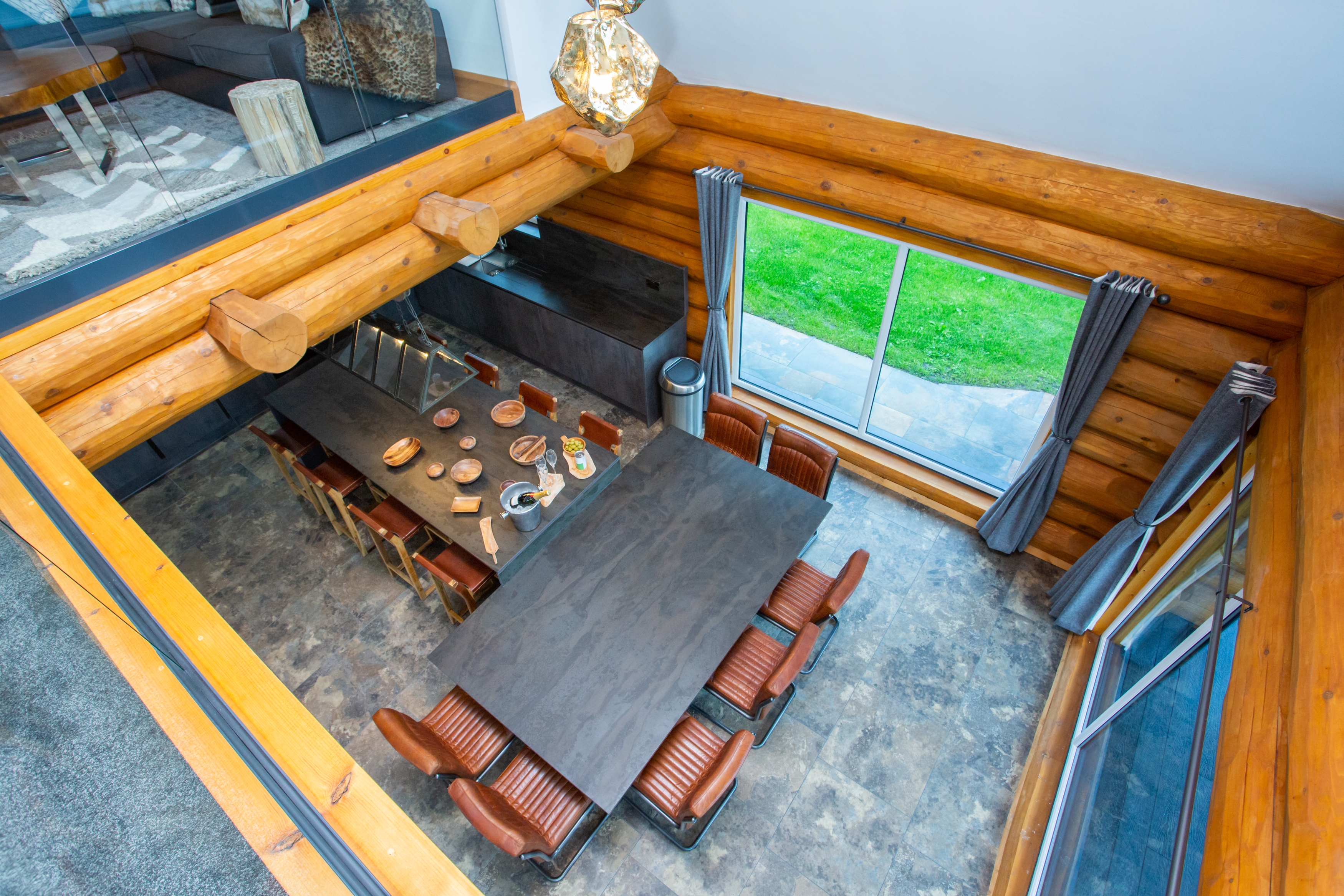 Greywolfe Log Cabin - bird's eye view of living space