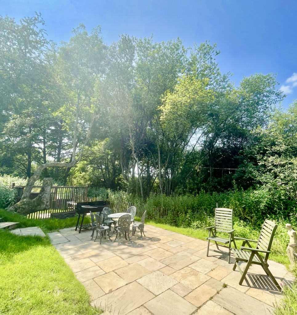 Tree Tops - pretty garden with seating