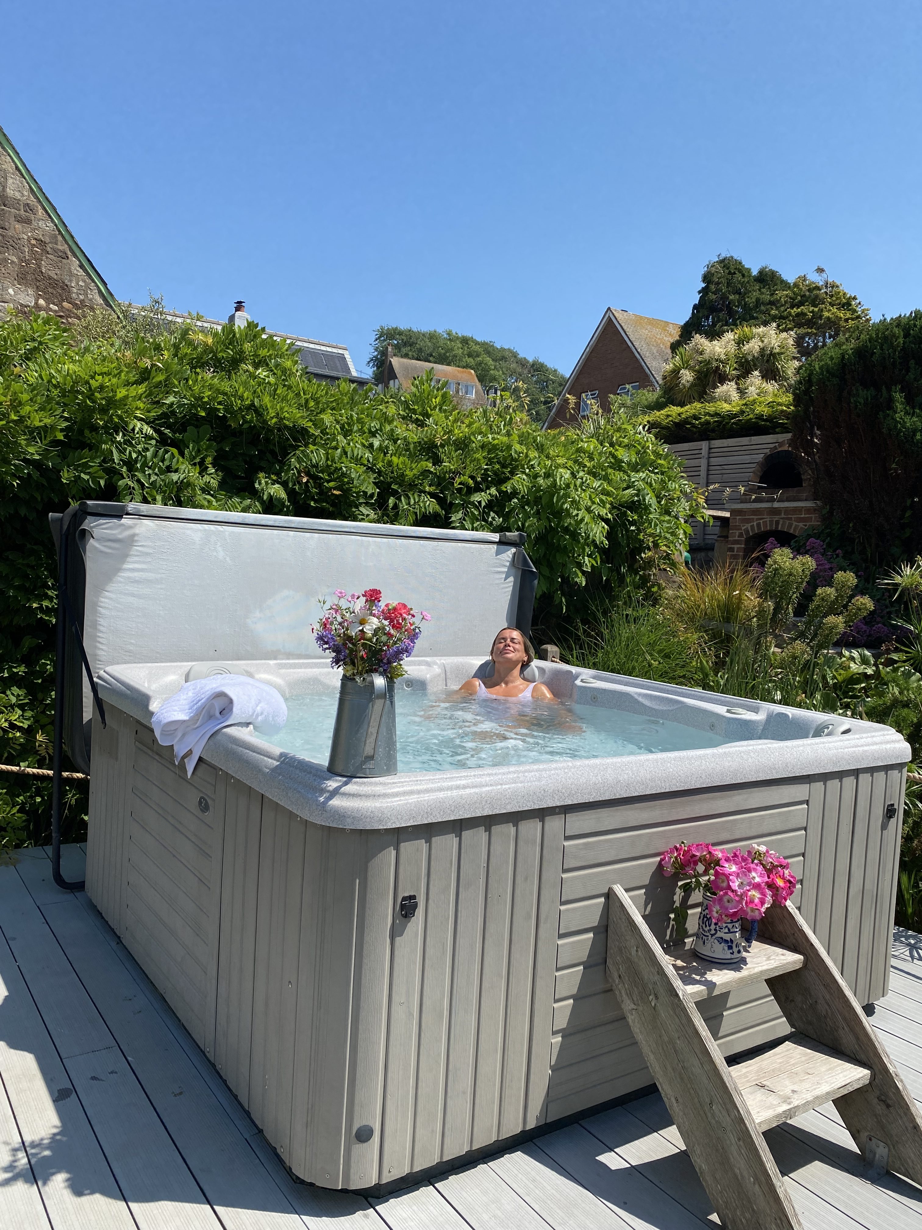 Beach House Exmouth - hot tub with great views