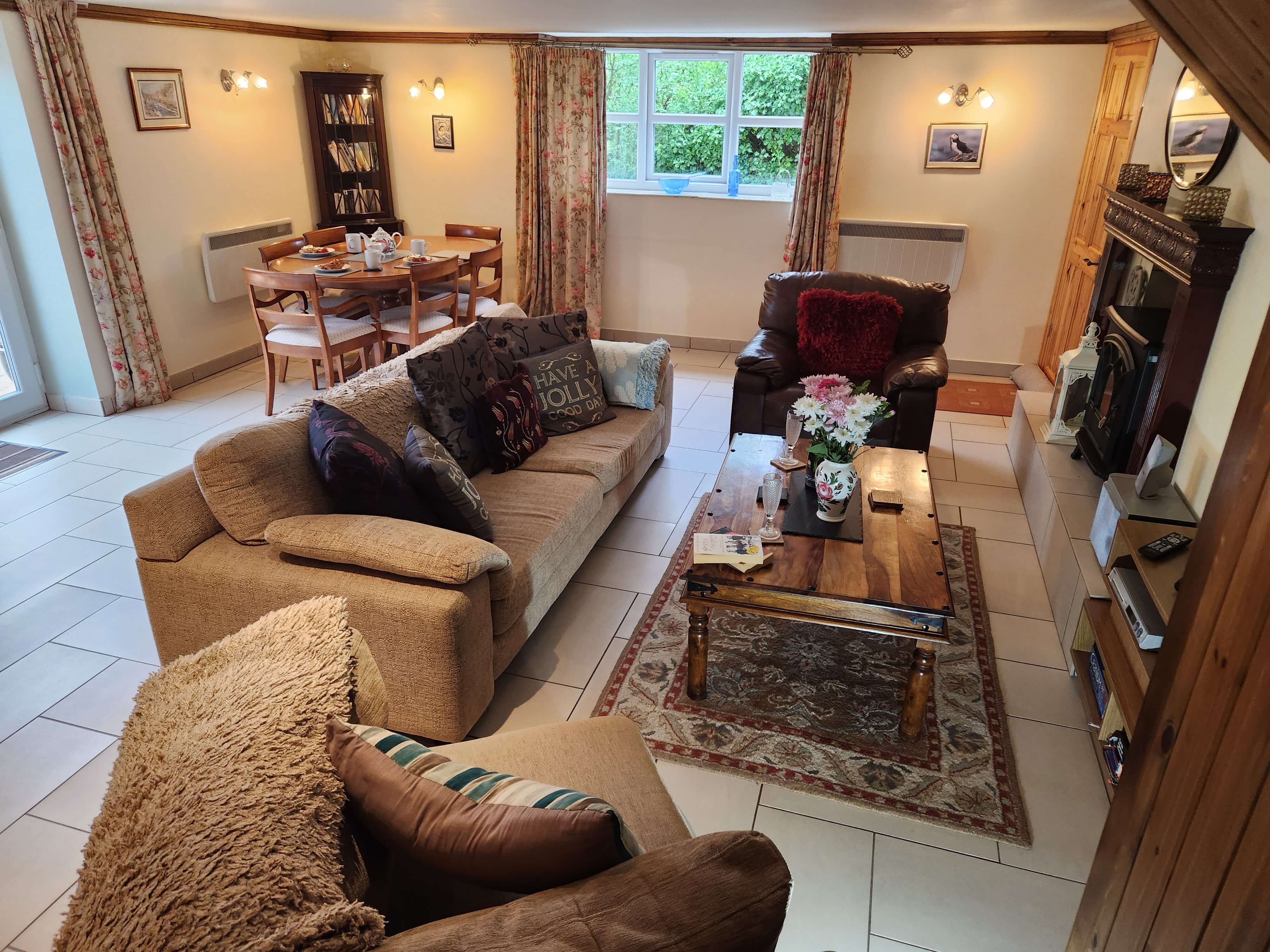 Old School Holiday Cottages - Yr Wyddfa sitting area with plenty of sofas