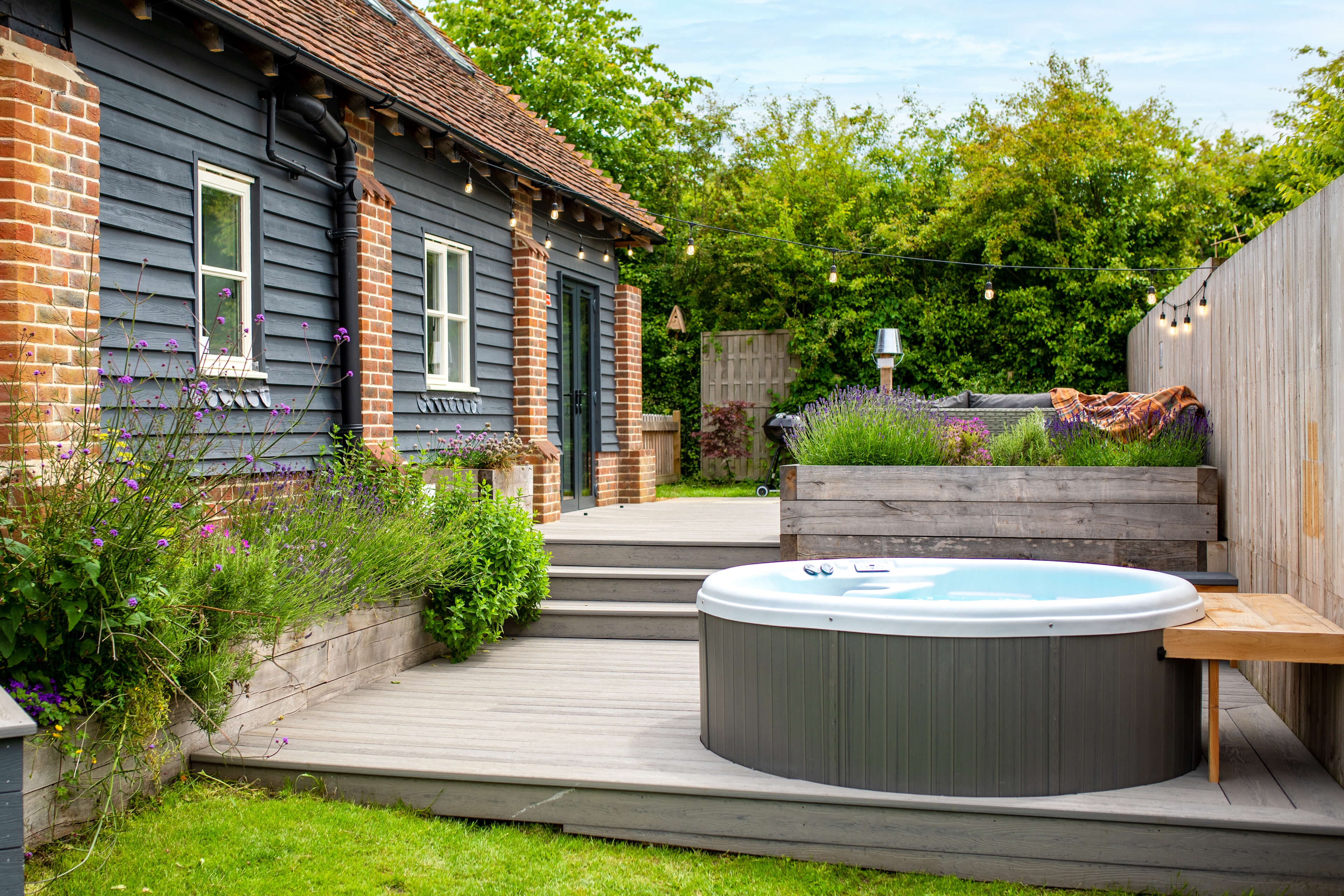 Oakwood West - Silhouette's Stable garden and hot tub
