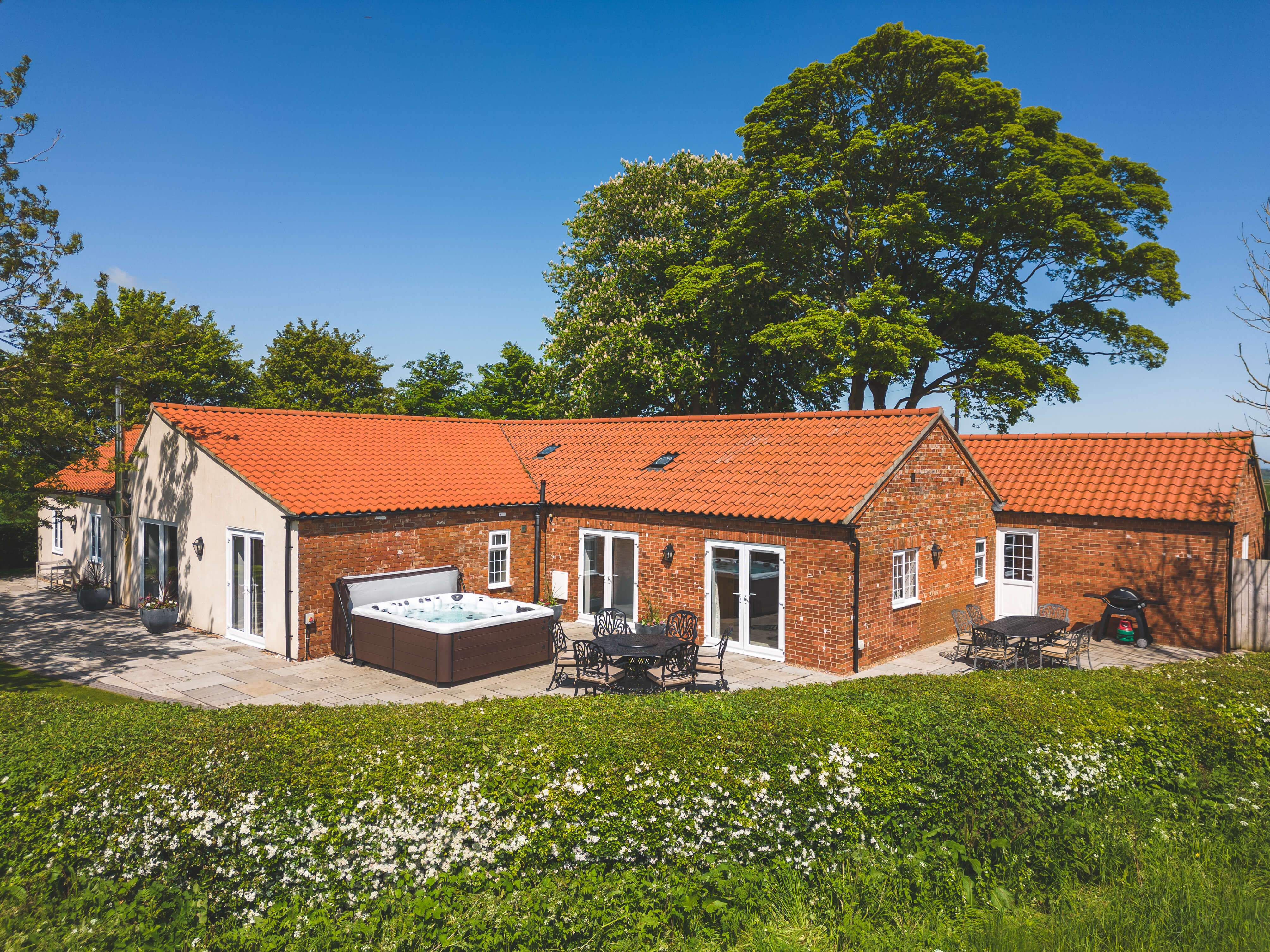 Woody's Top - a sheltered patio area with a hot tub