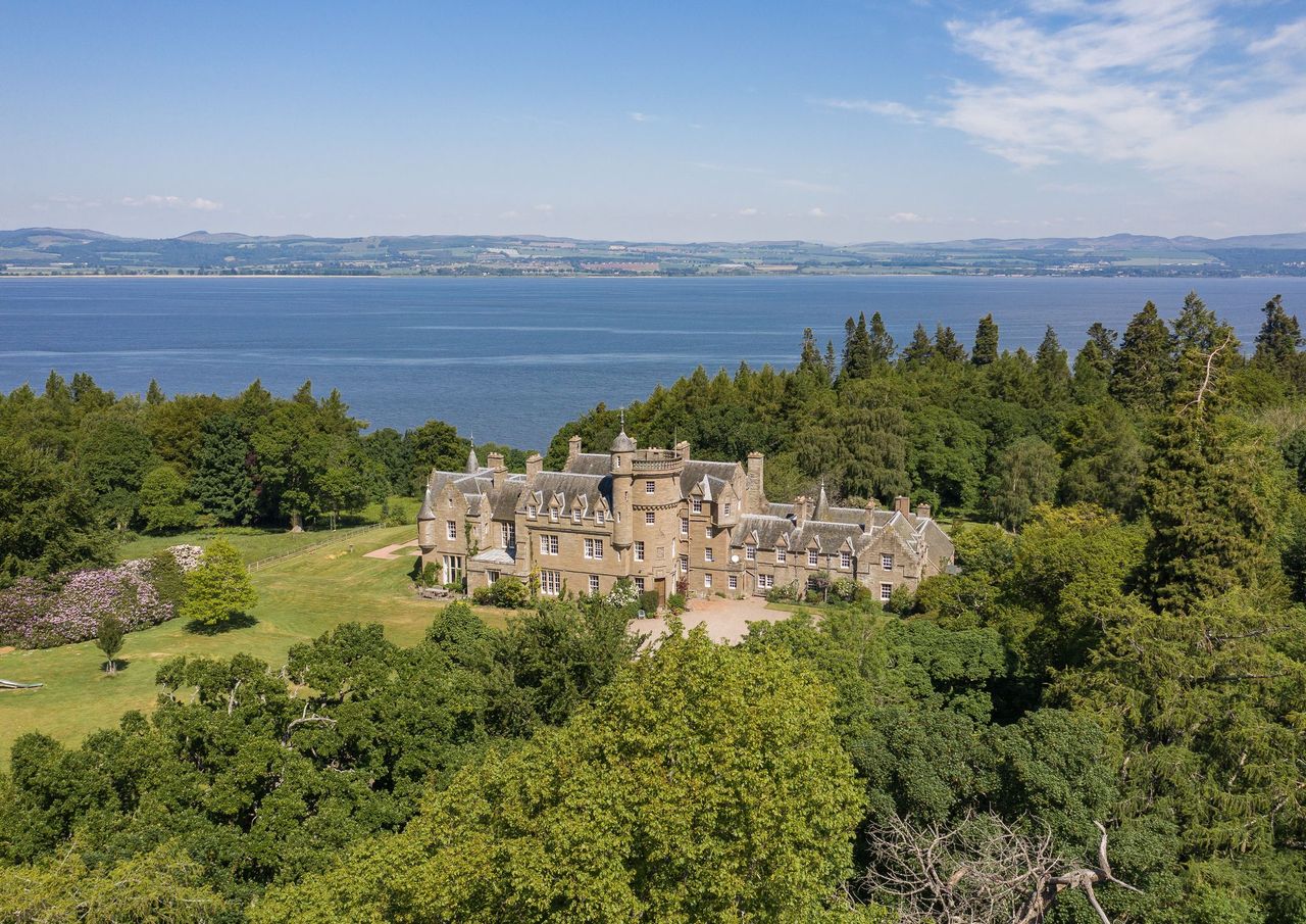 Birkhill Castle - great Tay Estuary views as a backdrop for photos