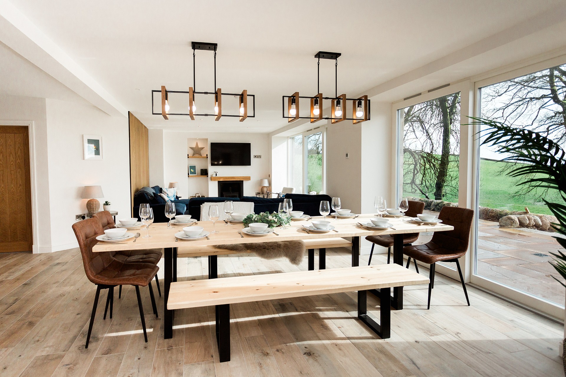 Disdow House - stylish inside dining for all guests