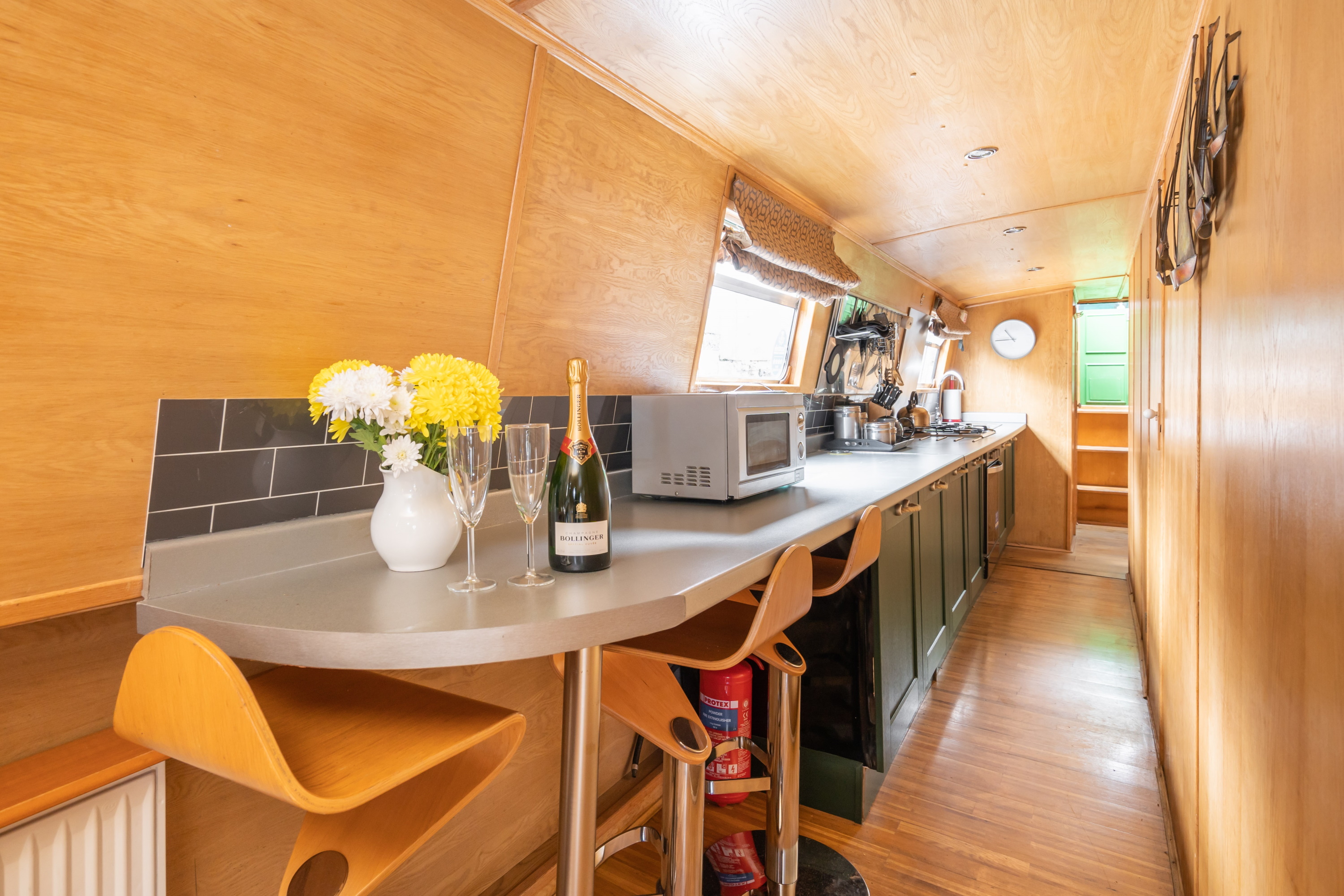 Four Sisters Boatel - dining area