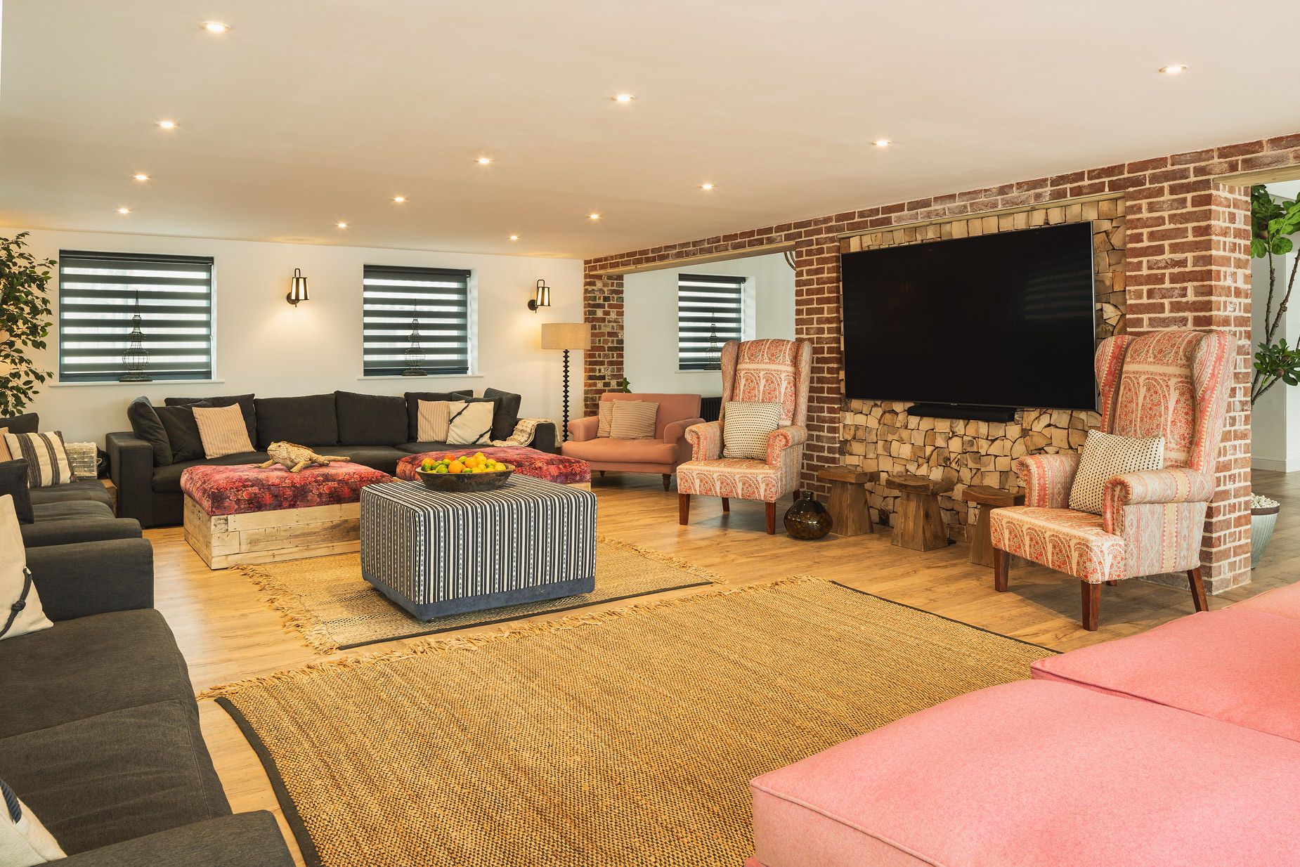 Hesdin Estate - Corn Crib fabulous sociable lounge with enormous TV