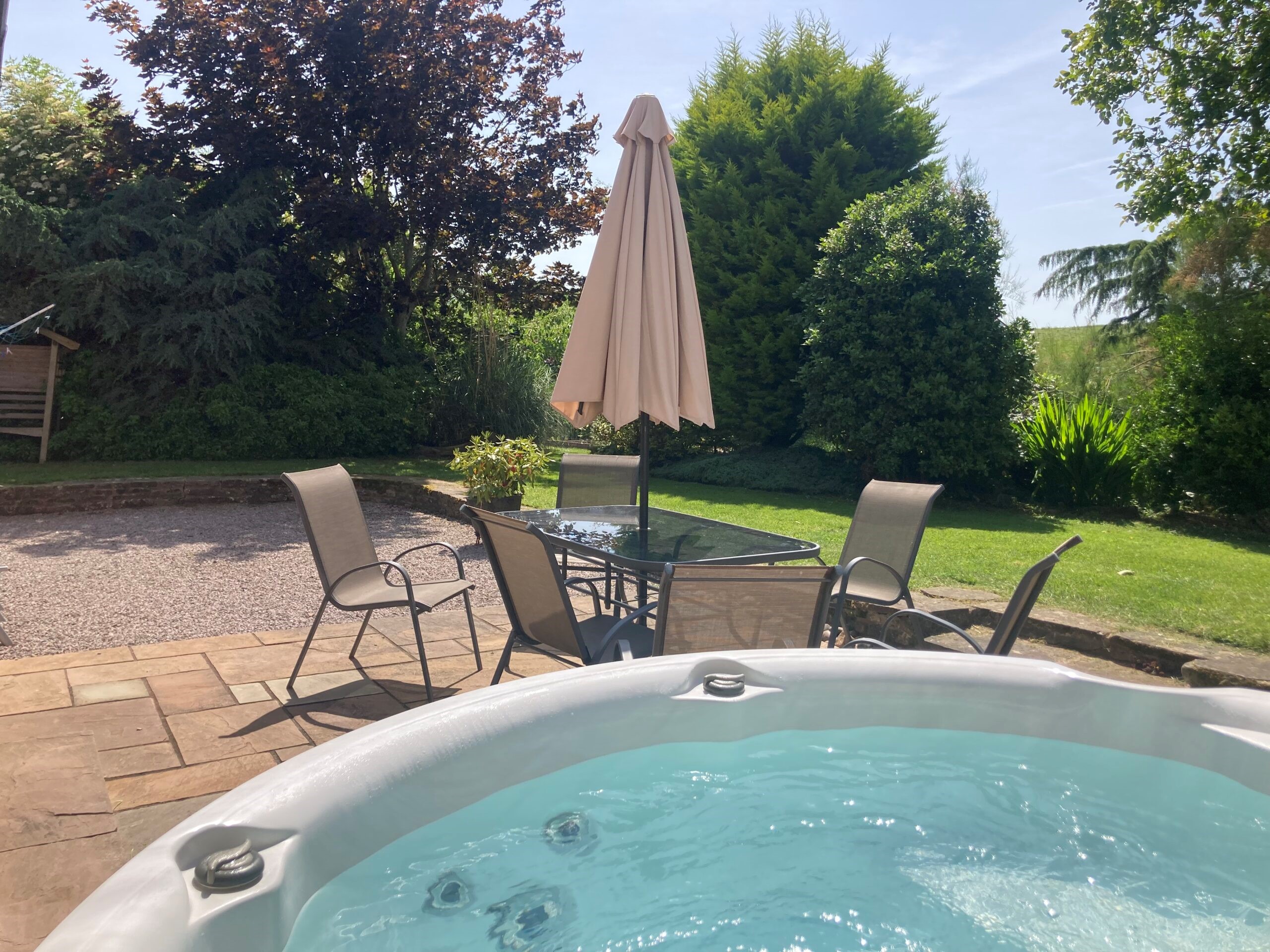 Pitlands Farm Holidays - Chaff House hot tub in garden