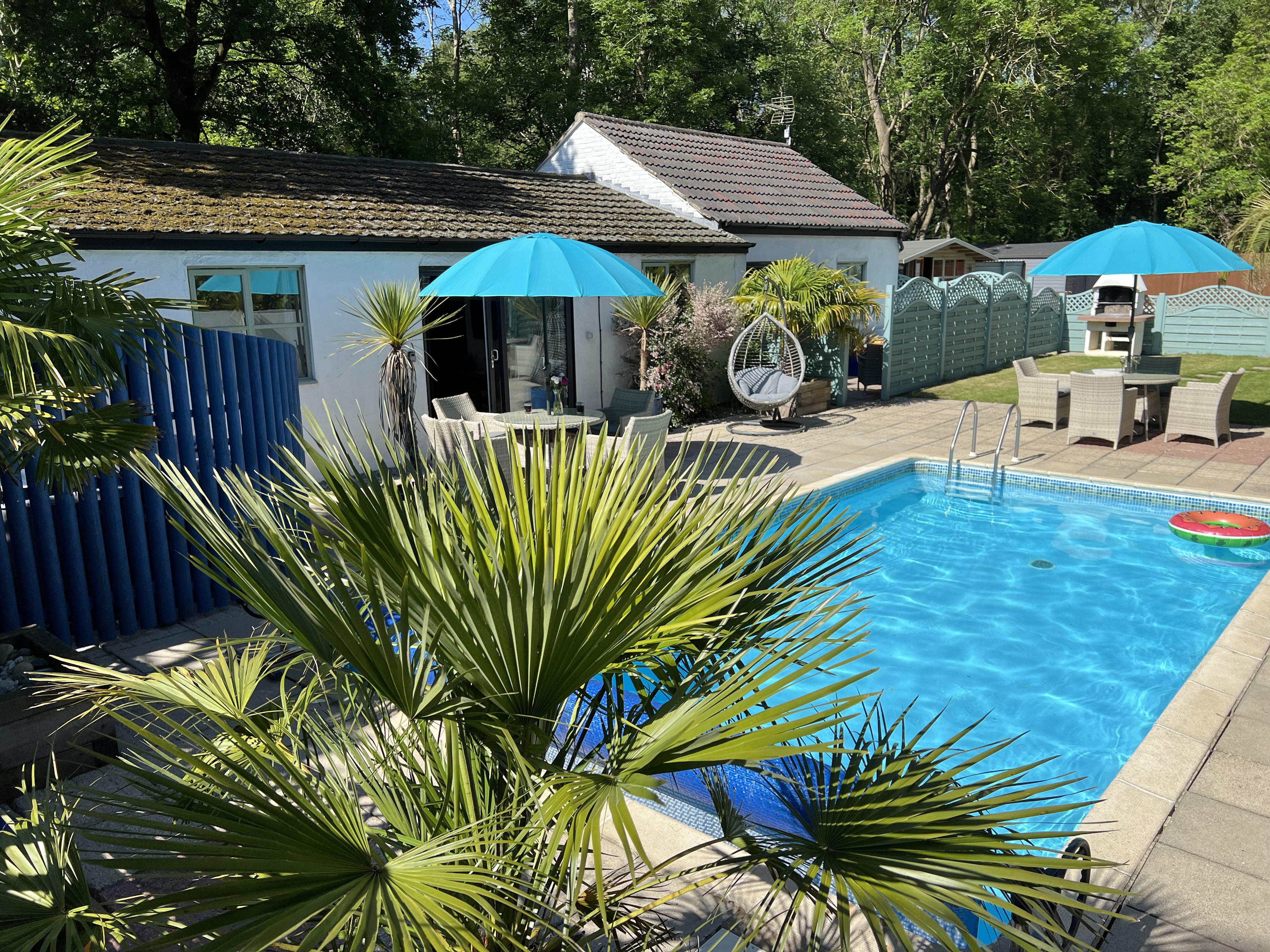 Poolside Lodges - communal pool