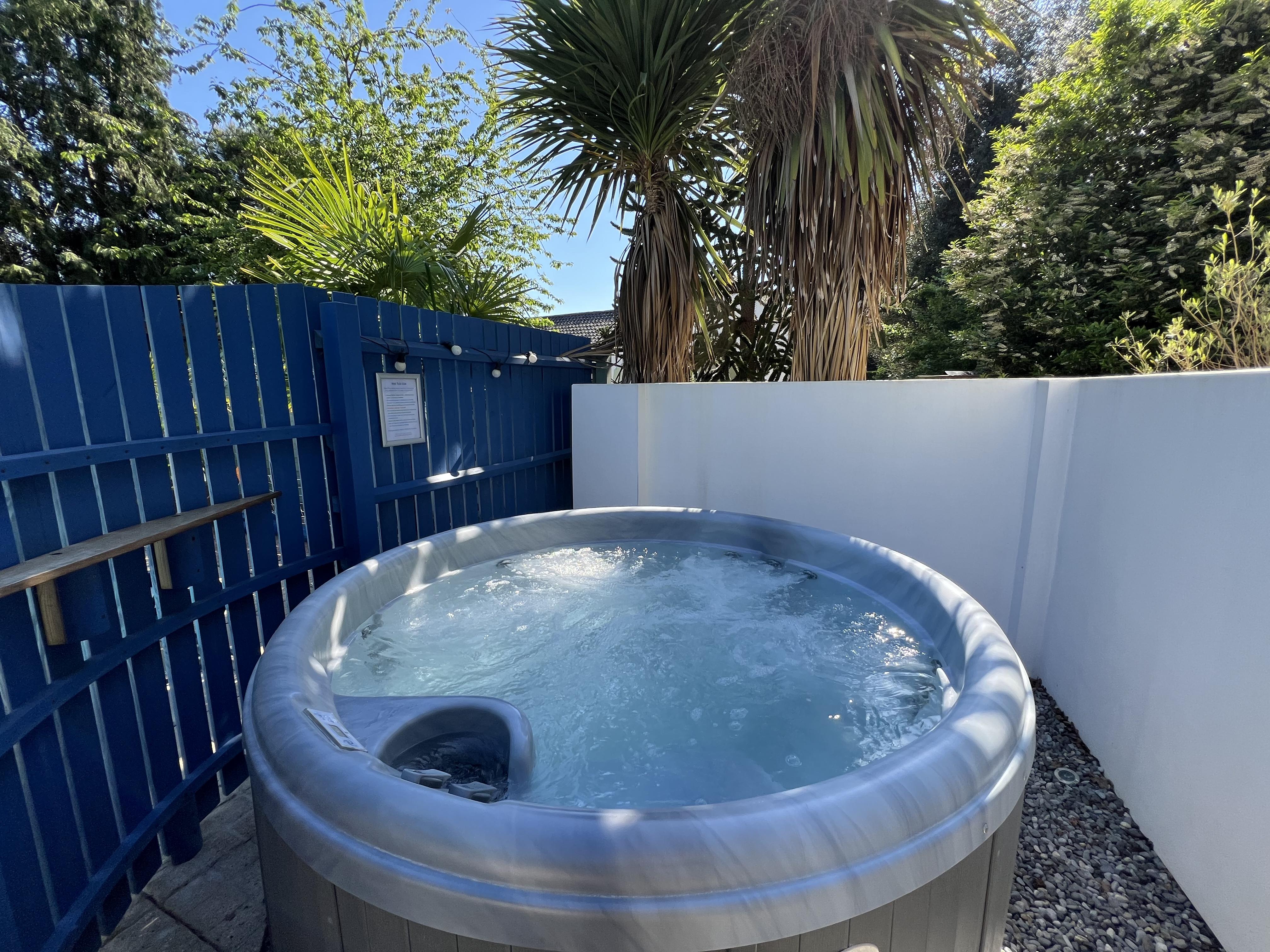 Poolside Lodges - hot tub at Poolside Lodge