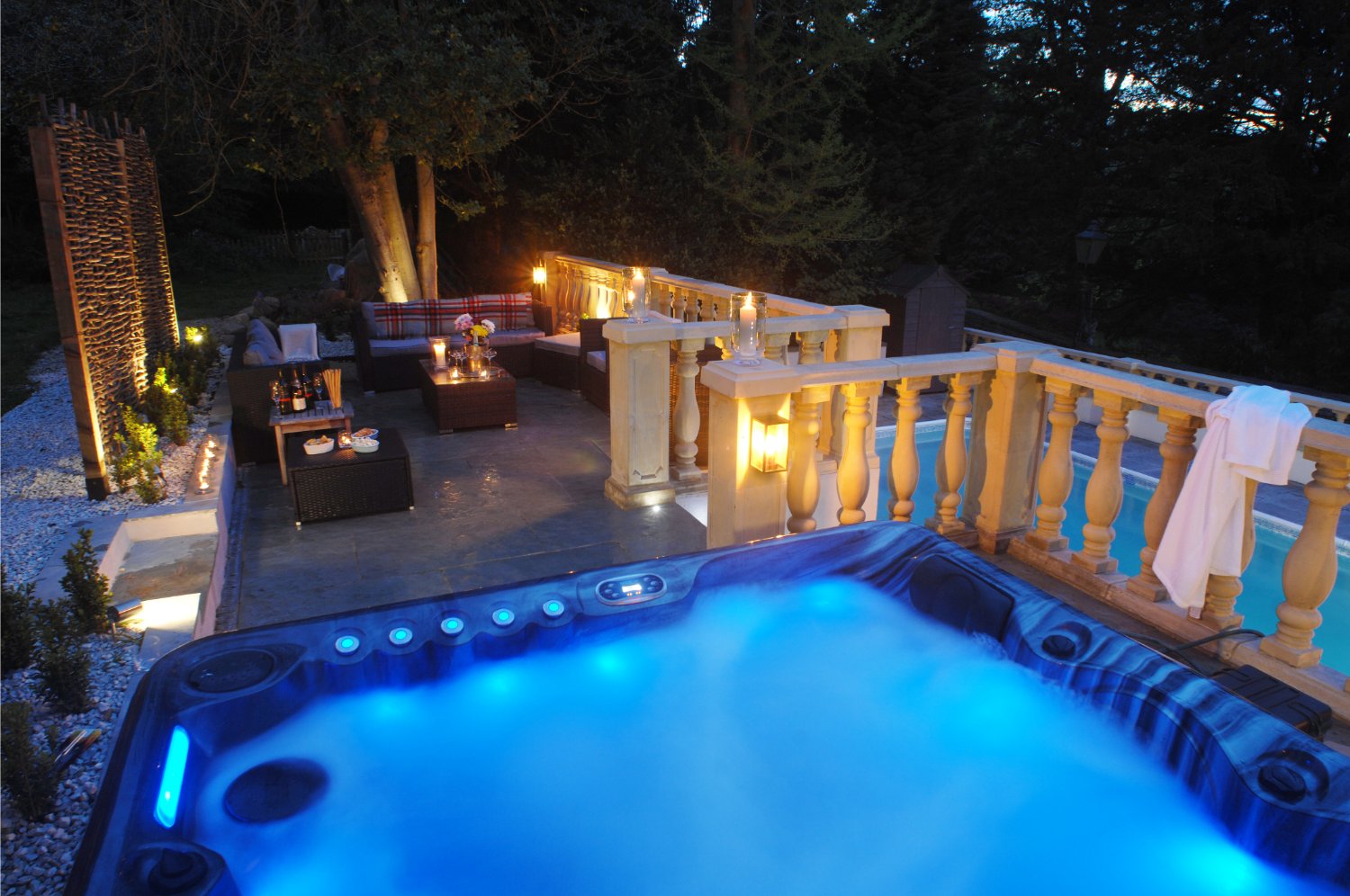 School Rooms Estate - hot tub to relax