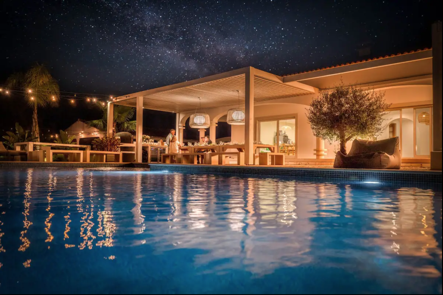 Tiny Whale Lodge - dining next to the pool