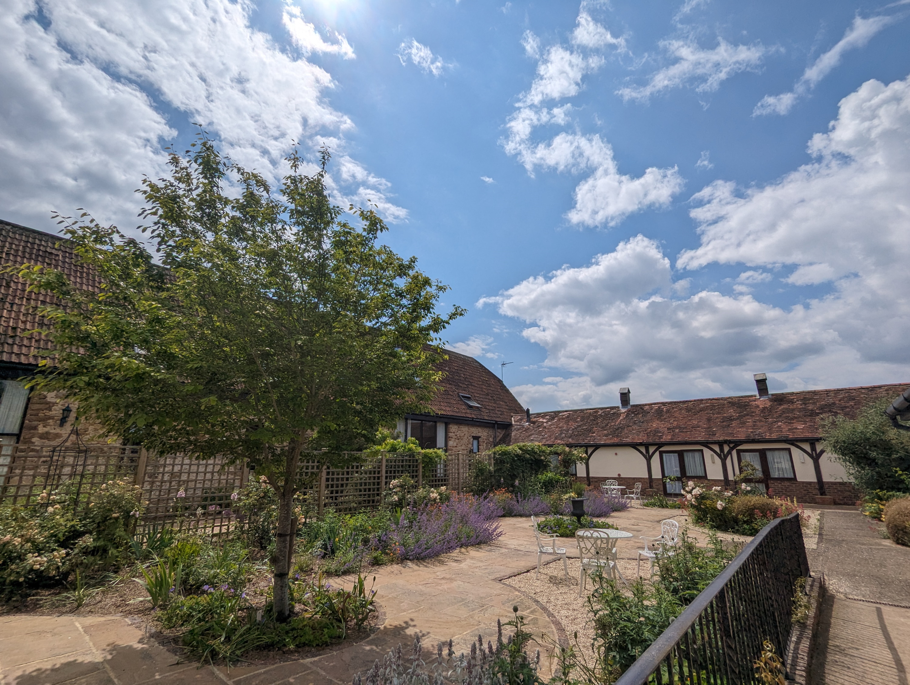 Kingfisher Barn - B&B courtyard garden