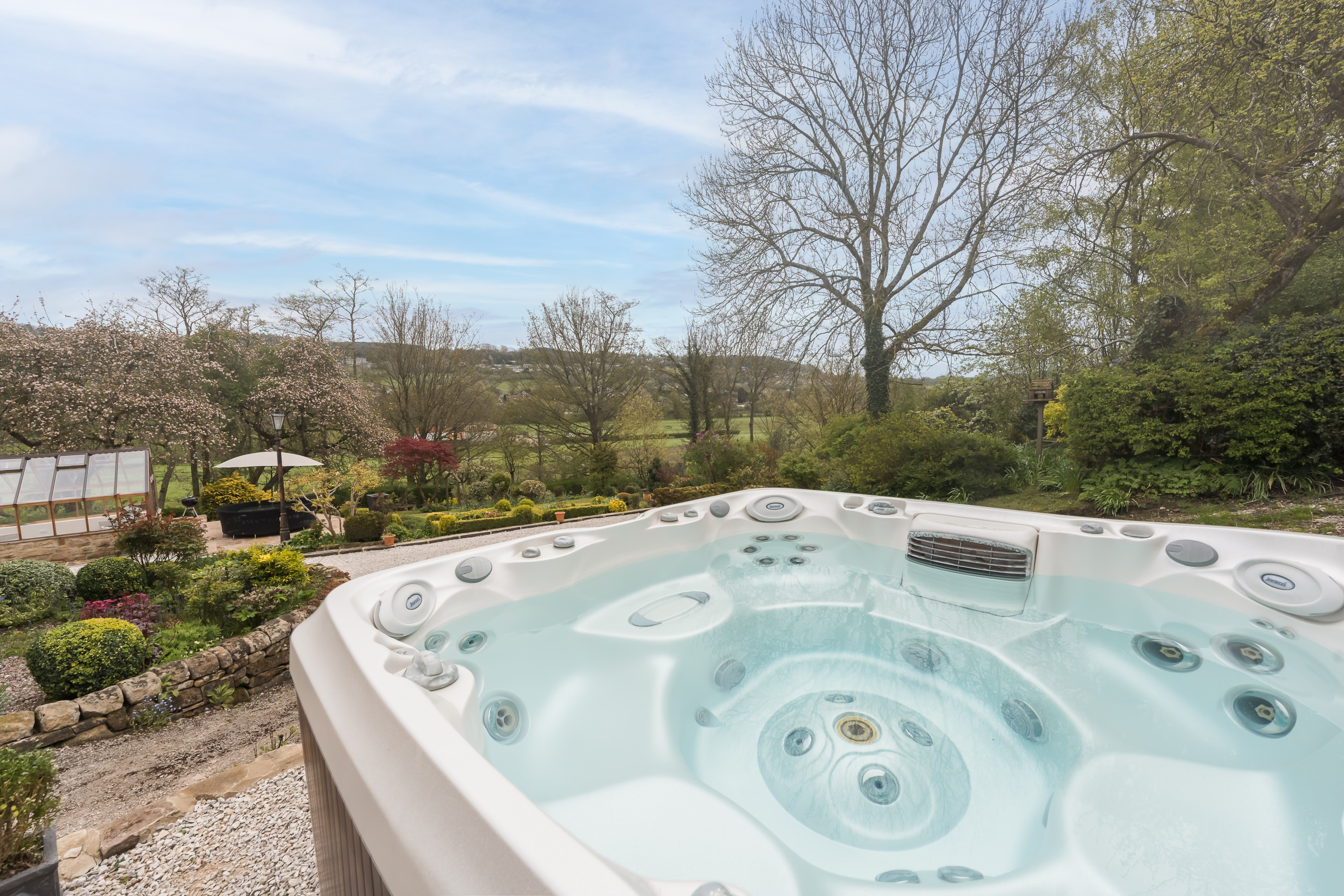 Oker Farm - 8 seater Jacuzzi hot tub