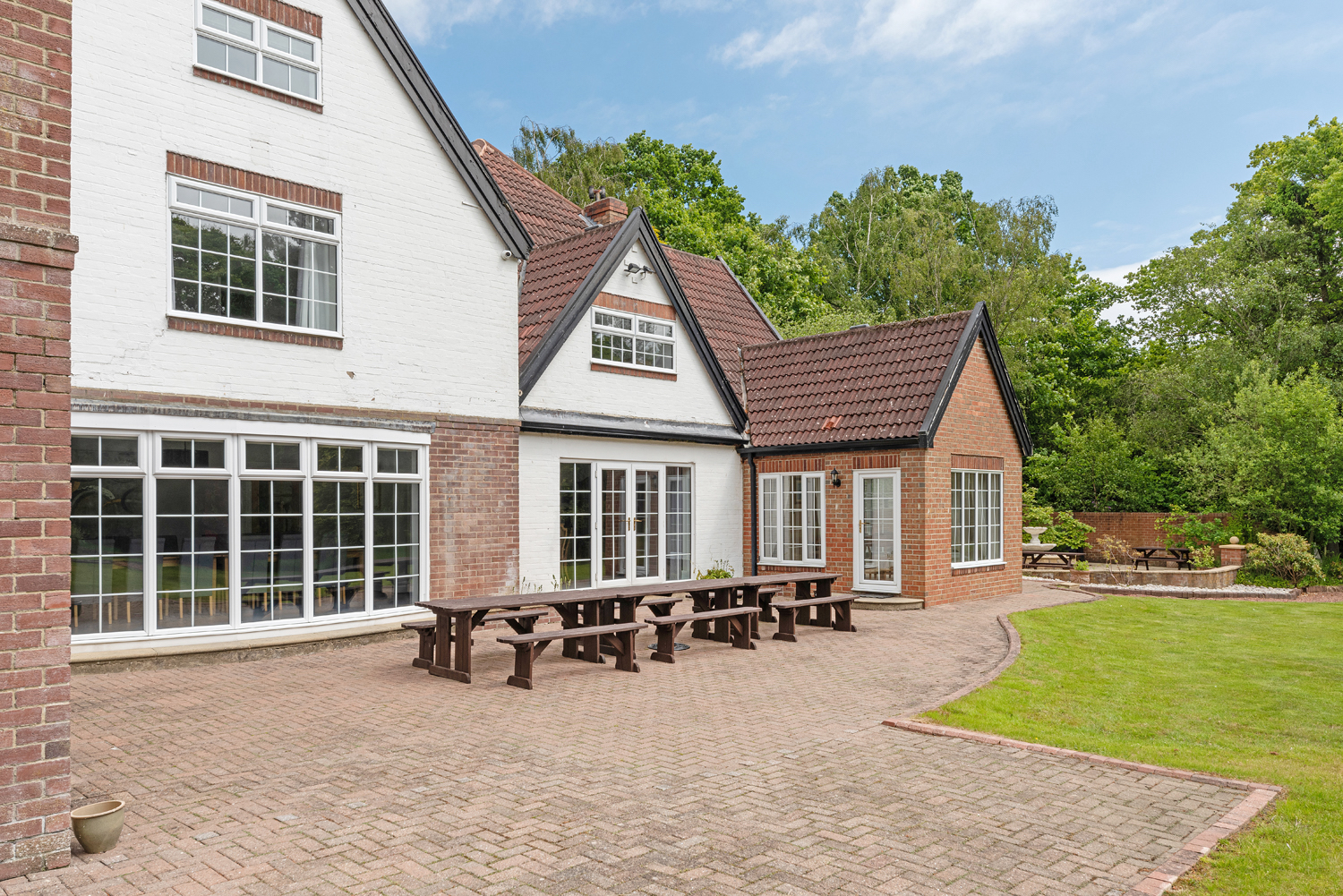 Turnberry House - al fresco dining on the patio
