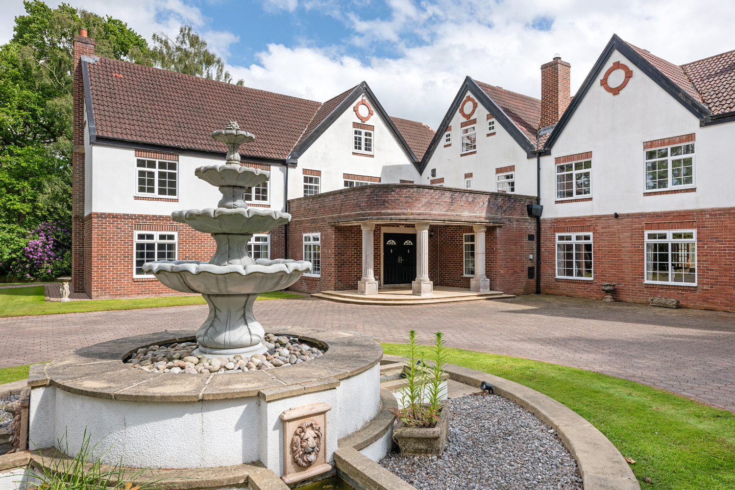 Turnberry House - from the outside with an impressive entrance