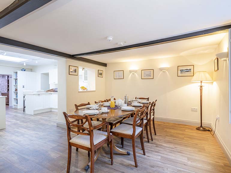 Forest Park Cottages - Northrepp inside dining