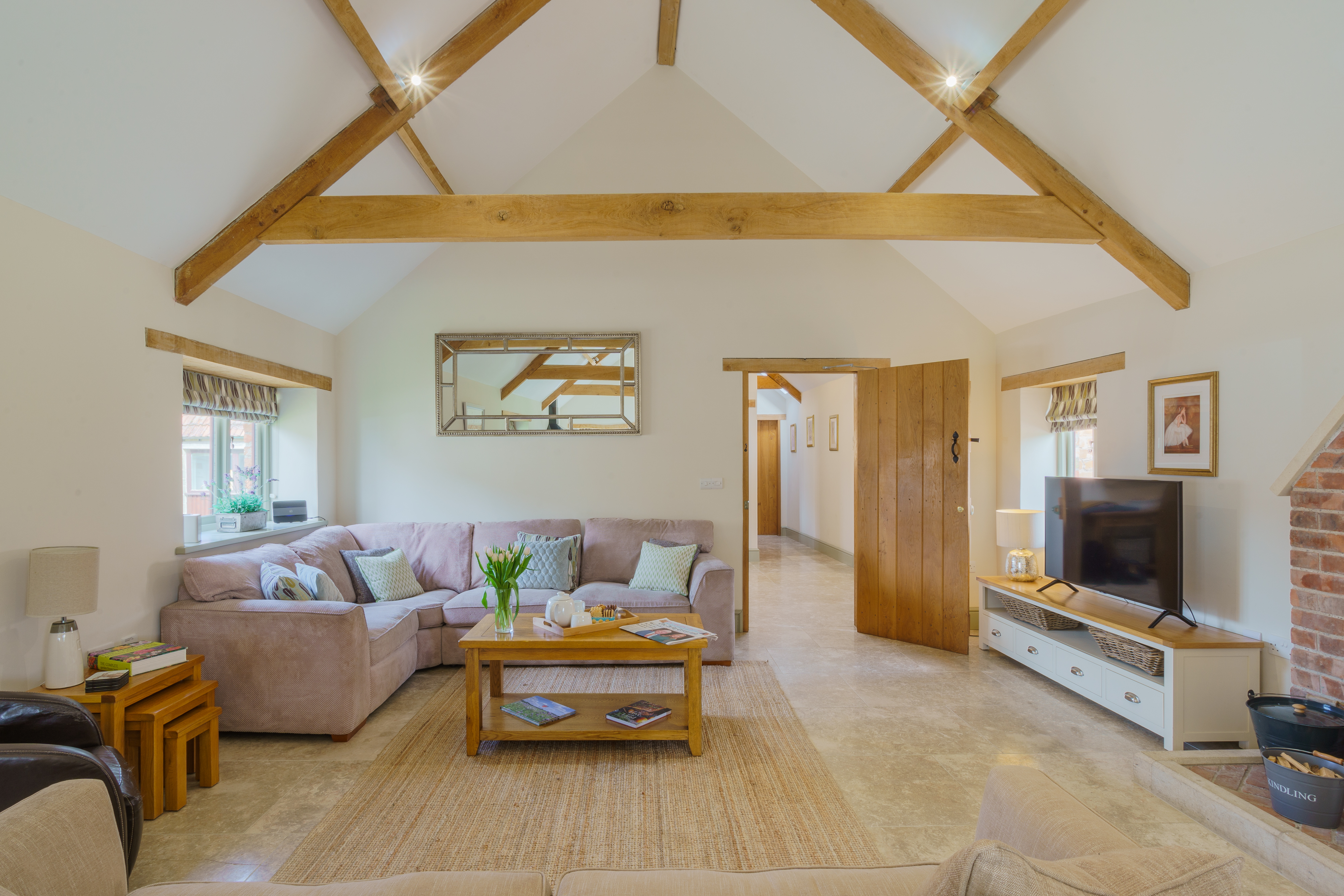 Lower Ledge Farm - spacious lounge with lovely vaulted ceilings