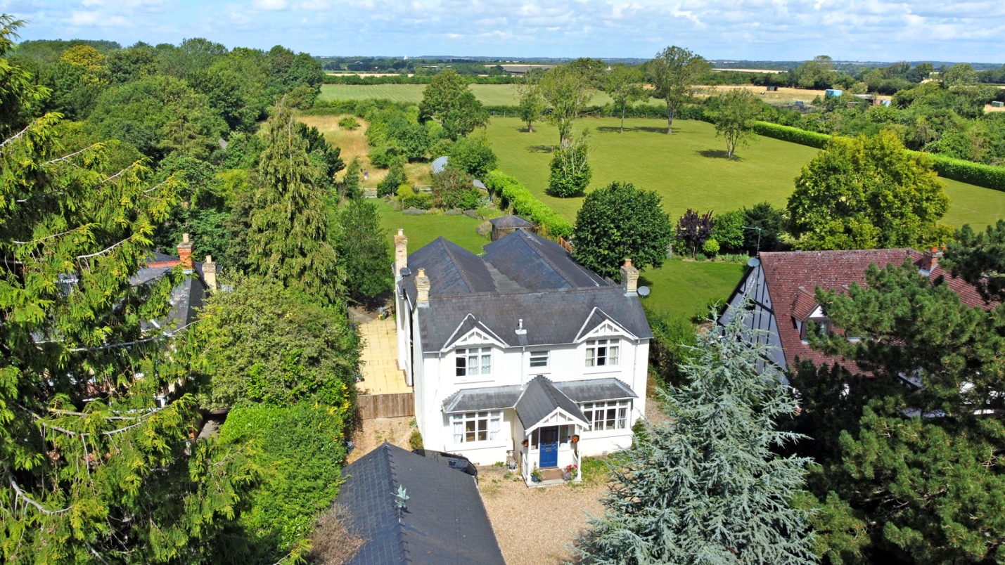 Meadow House Cambridgeshire - lovely country house in its own gardens