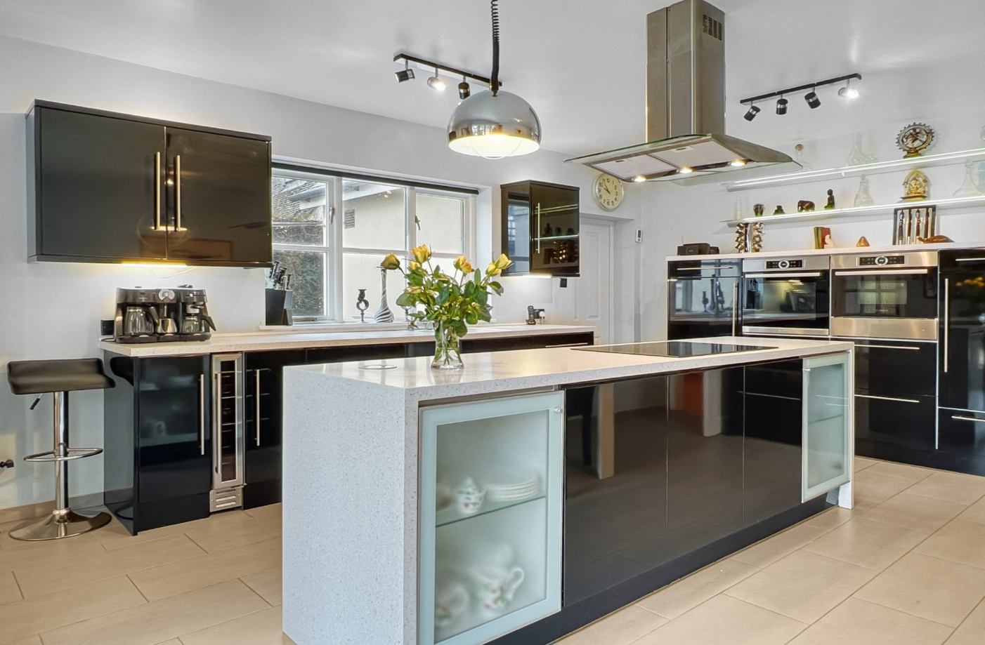 Meadow House Cambridgeshire - well equipped kitchen and island