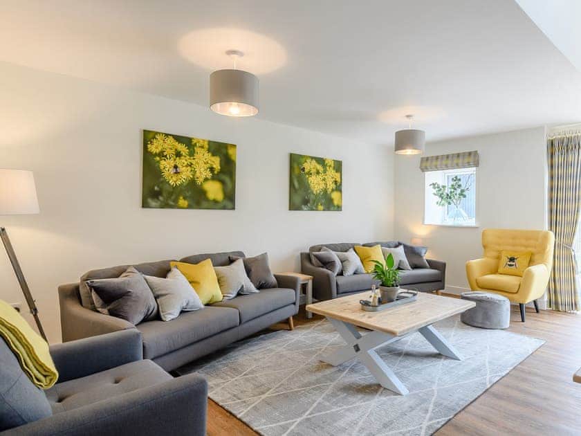 Medlam Barns - lounge in Bumblebee