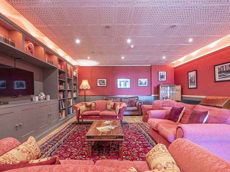 Forest Park Cottages - Northrepps spacious lounge with lots of comfy sofas
