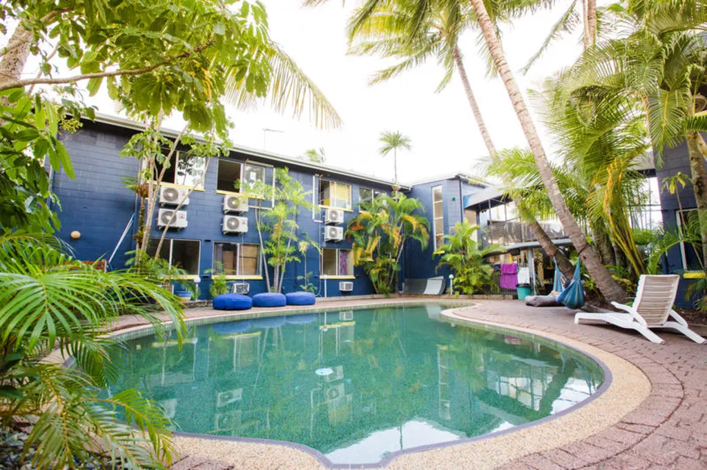 Mad Monkey Village - relax in the outdoor pool