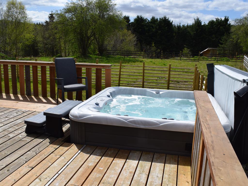 Mid Wales Lodges - hot tub bubbles for 6