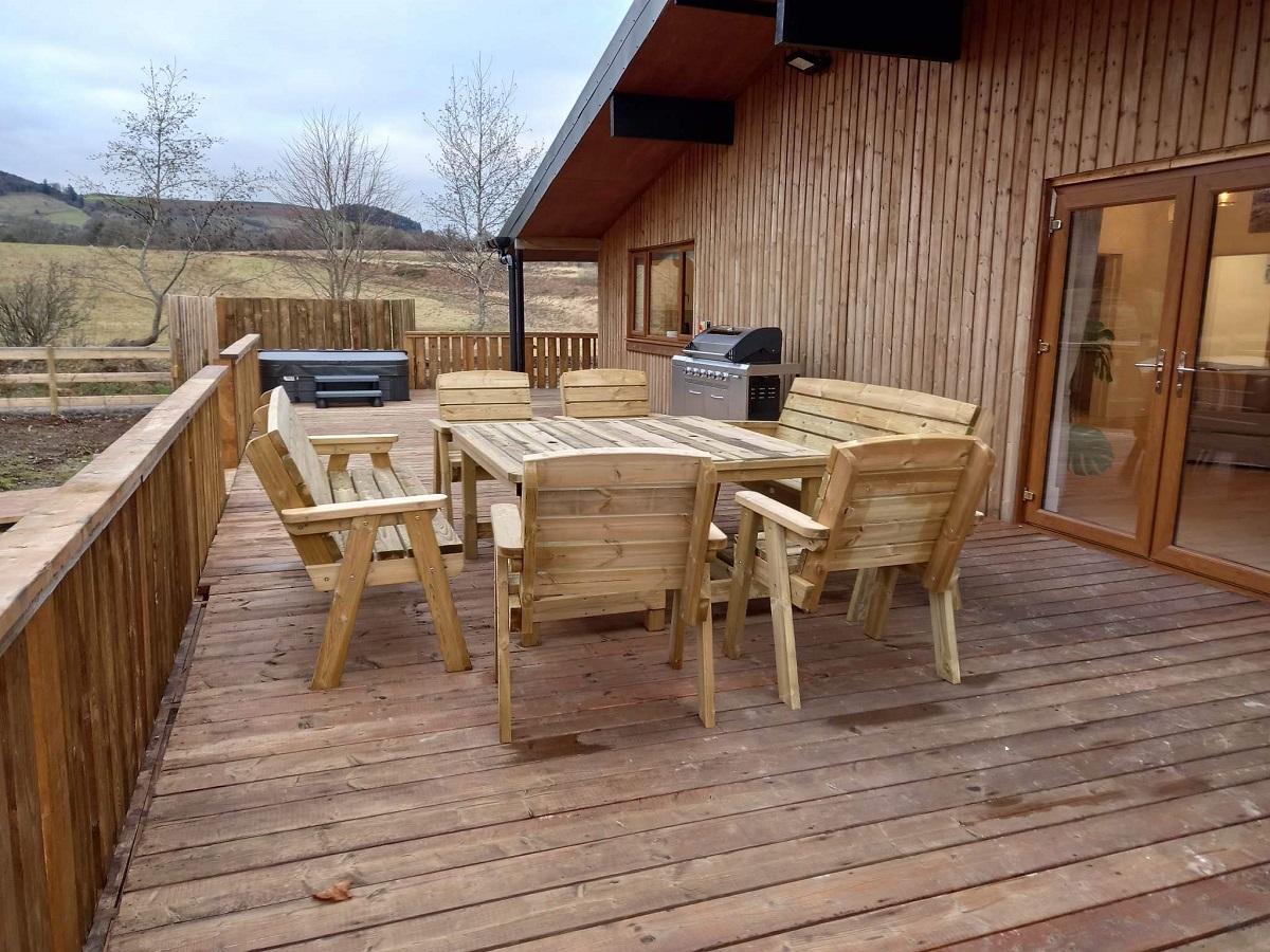 Mid Wales Lodges - Hawthorn outside deck with seating, hot tub and gas barbecue